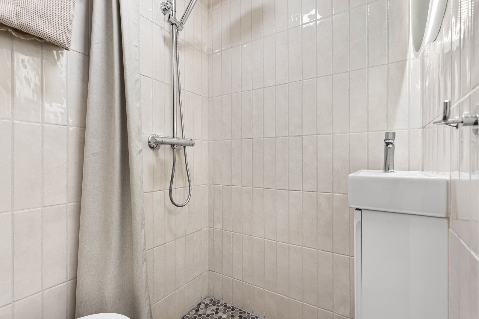 Badet ble oppgradert med ny membran, skap/servant innredning, dusjinnredning og flotte fliser. Galleribilde