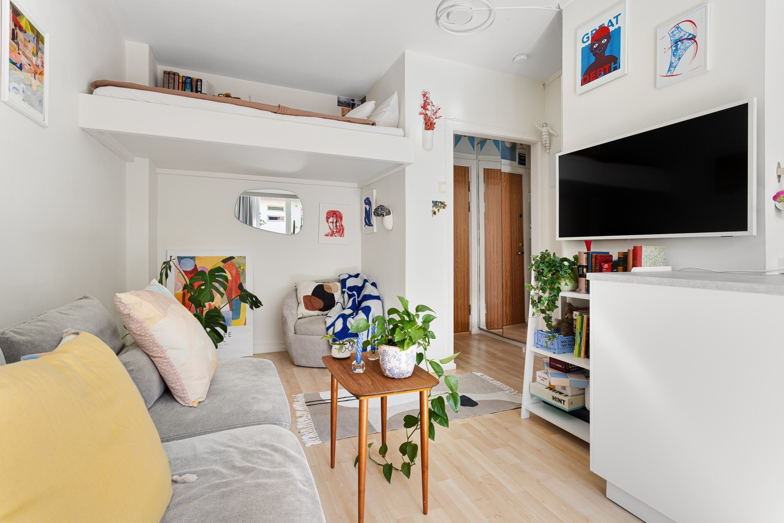 Leiligheten holdes god og lun på vinterstid med fjernvarme til radiatorer. Galleribilde