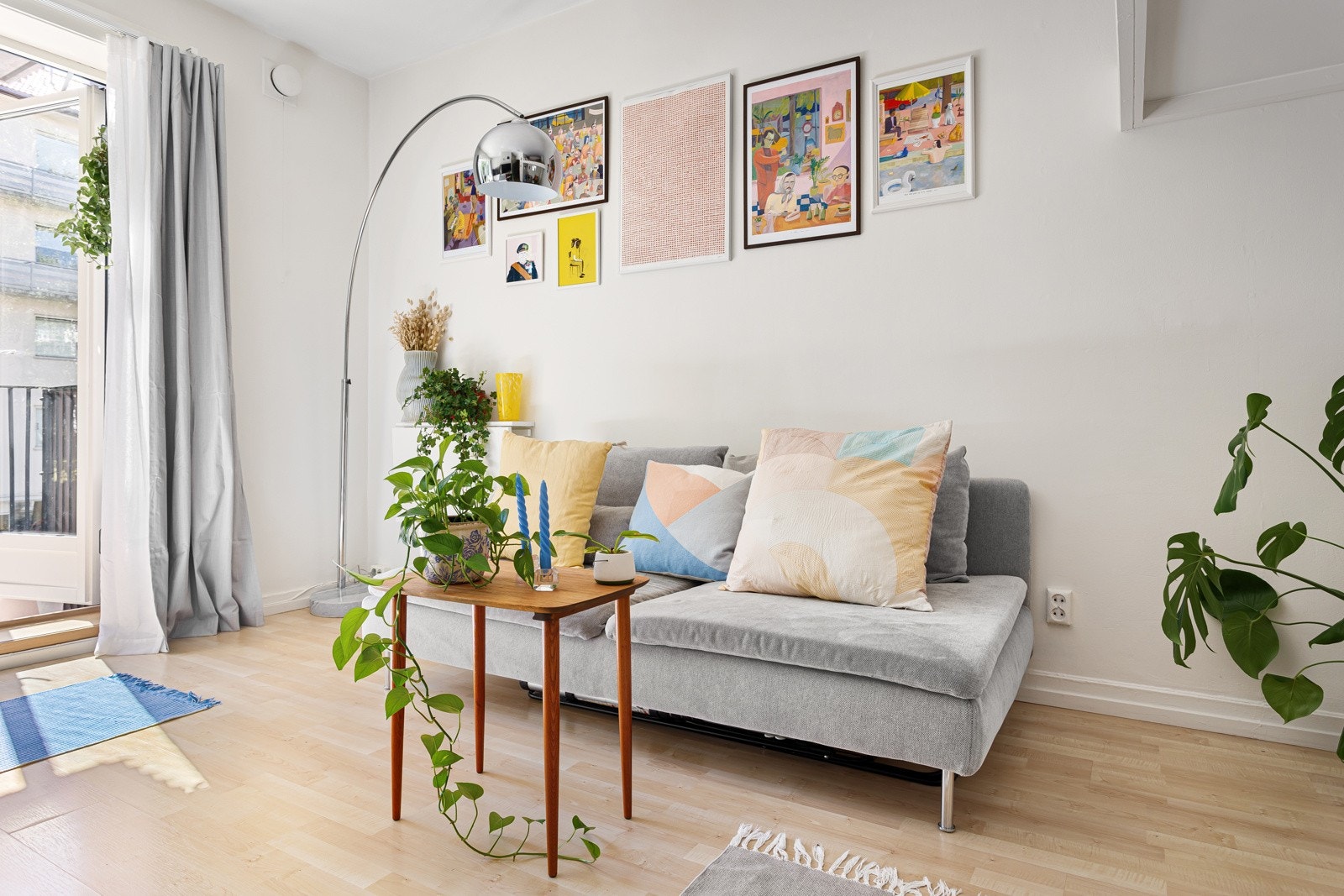 Stuen er det naturlige oppholdsrommet og er et lyst, fint og smart innredet rom. Galleribilde