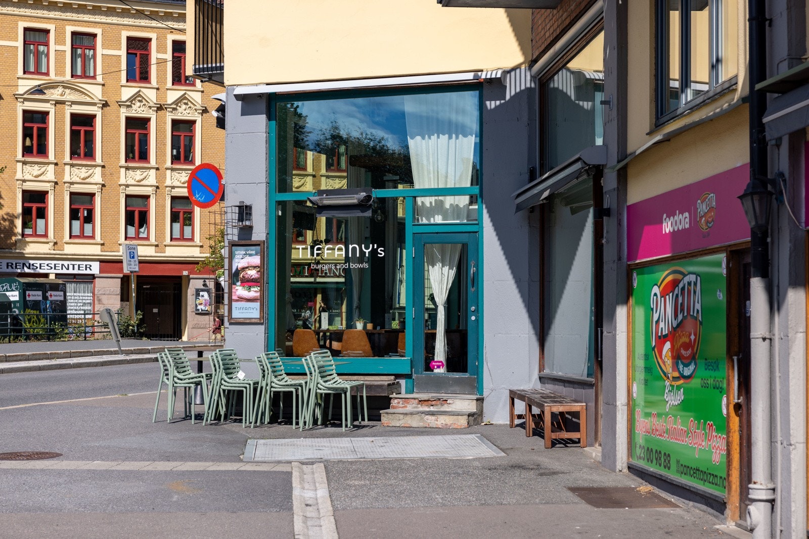 Rett ved leiligheten ligger det flere koselige kafeer og restauranter som Mat & Mer, Tiffany´s, Sagene Lunsjbar, Kaffebrenneriet, Bjølsen Bakeri. Galleribilde