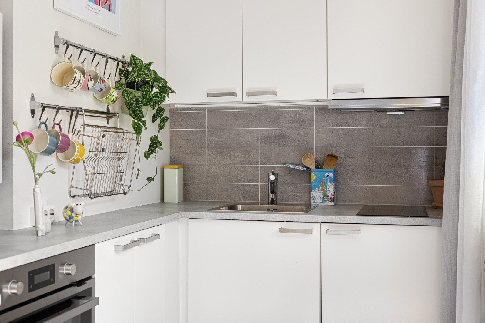 Kjøkkenet er fullt utstyrt med hvitevarer som stekeovn, induksjonstopp, kjøleskap med frysedel og har stikkontakt på vegg. Galleribilde