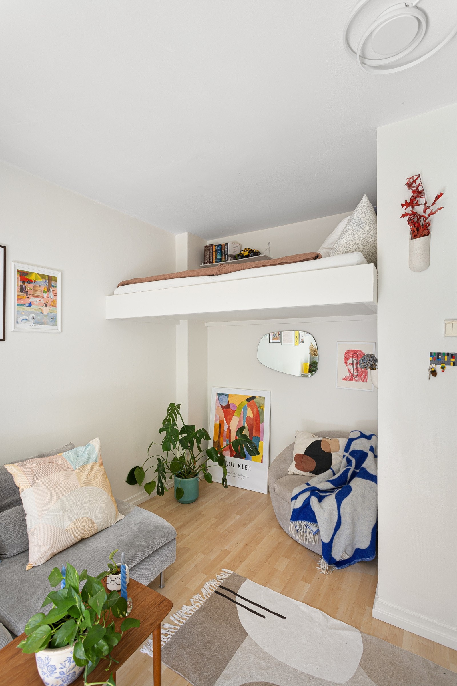 Smart utnyttelse av rommet da det gir en plass til en koselig lesekrok under. Galleribilde