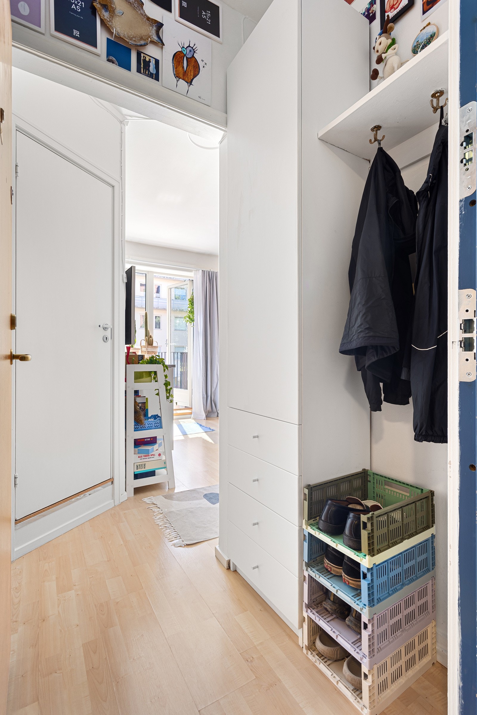 Du ønskes velkommen inn i en lys og praktisk entré med montert porttelefon på vegg. Galleribilde