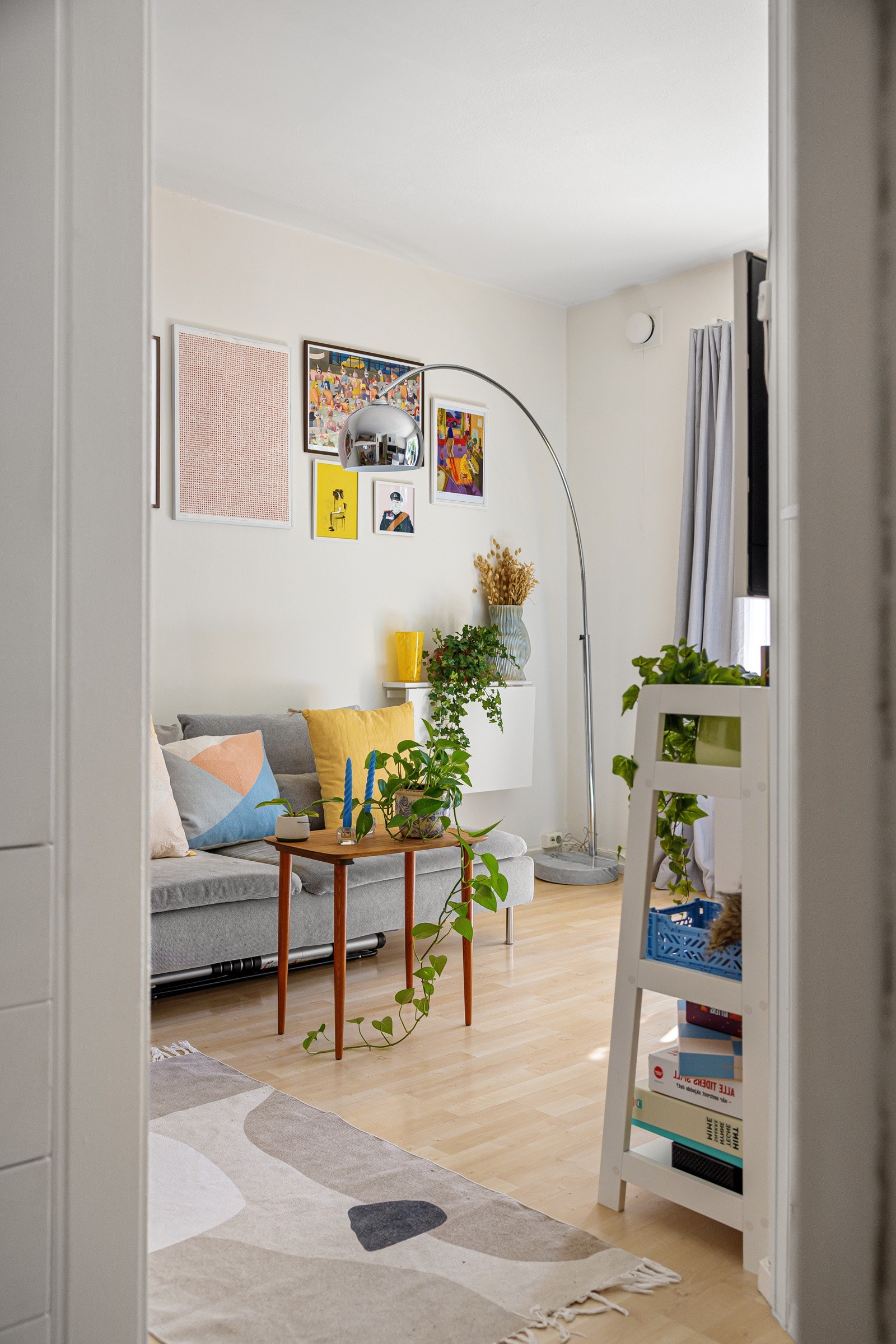 Ellers i stuen har du plass til en kontorpult eller et spisebord om ønskelig. Galleribilde