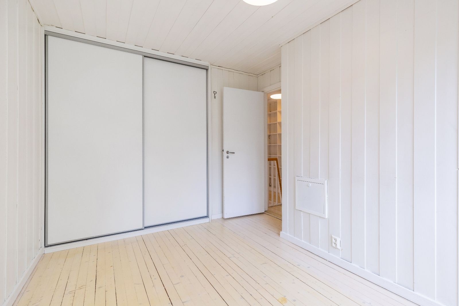 Soverom med skyvedørsgarderobe. Galleribilde