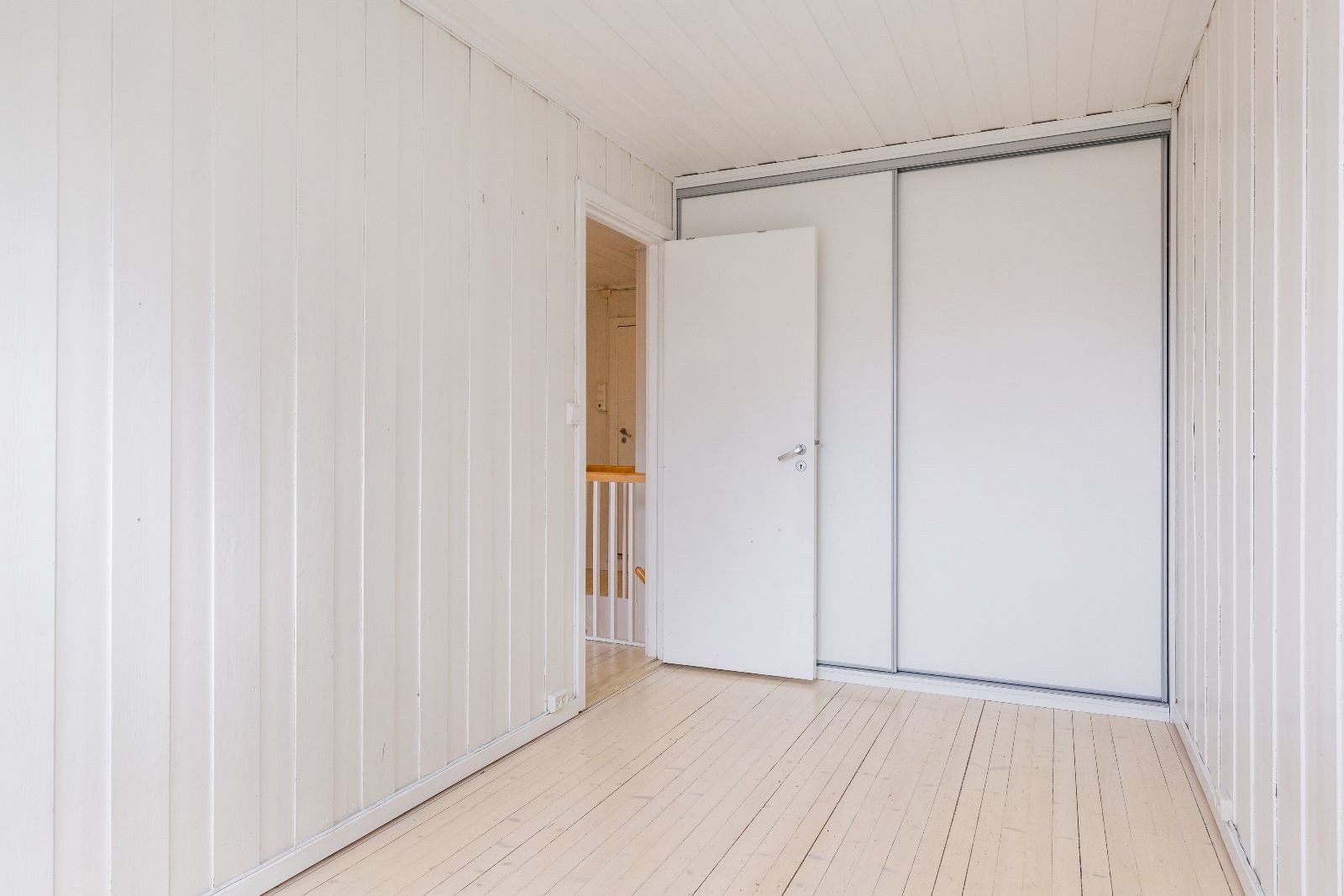 Soverom med skyvedørsgarderobe. Galleribilde