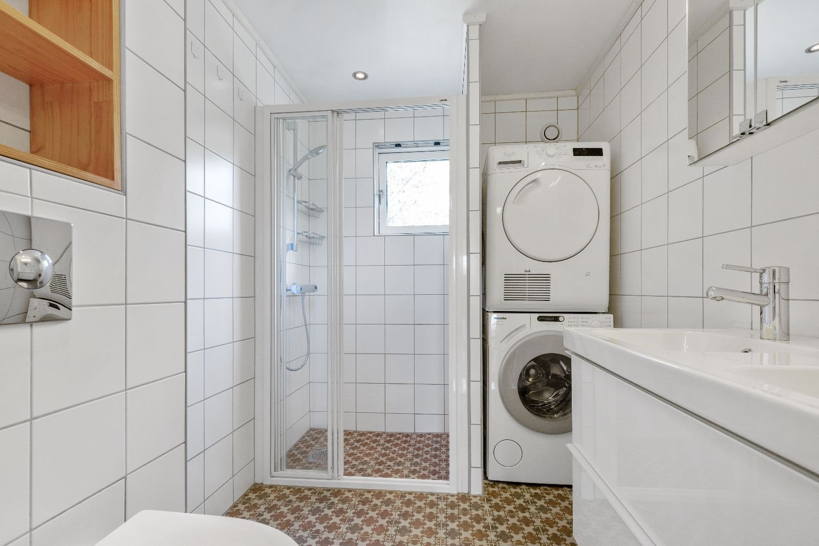 Lekkert baderom med vaskemaskin og tørketrommel. Galleribilde