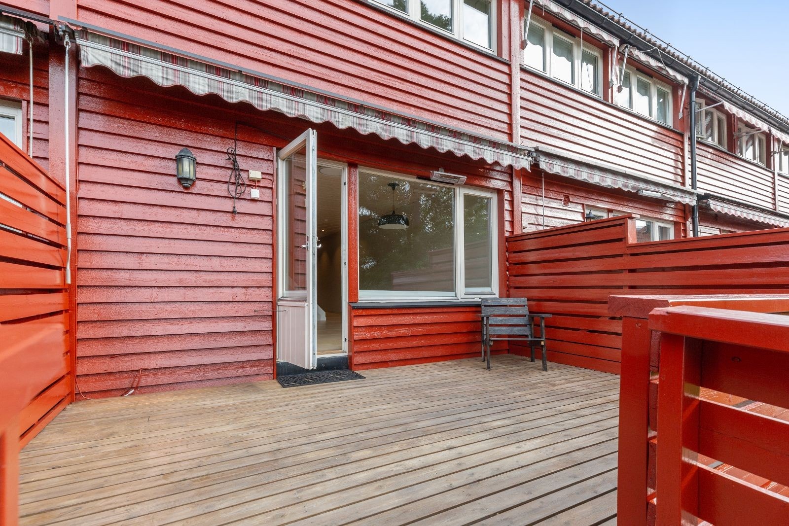 Boligen har stor terrasse med god plass til utemøbler. Galleribilde
