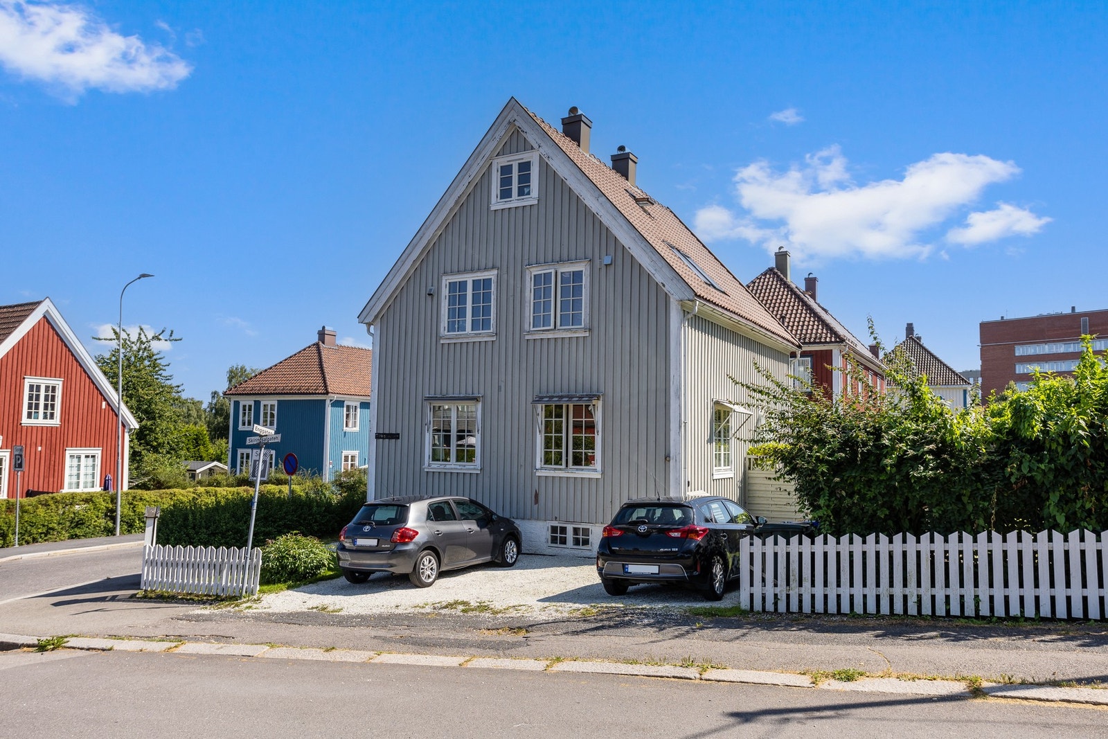 Det medfølger parkeringsplass på eiendommens gårdsplass, i tillegg er et en felles gjesteplass for byggets to leilighetseiere! Galleribilde