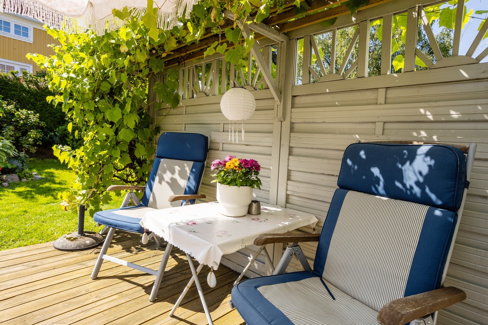 Uteplassen er plassert i den del av haven på vestsiden som disponeres av 1. etasje, med utgang fra stue-/spisestue i 1. etasje. Galleribilde