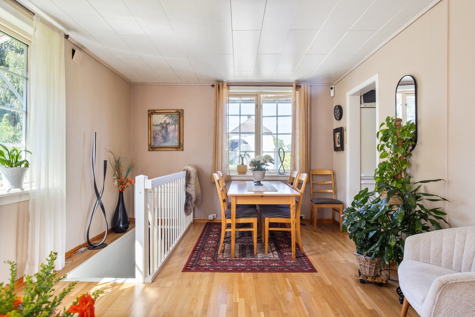 Mot vest sørger vinduet ved spisestueplassen og den doble verandadøren for fin nærkontakt med hagen og terrassen. Galleribilde