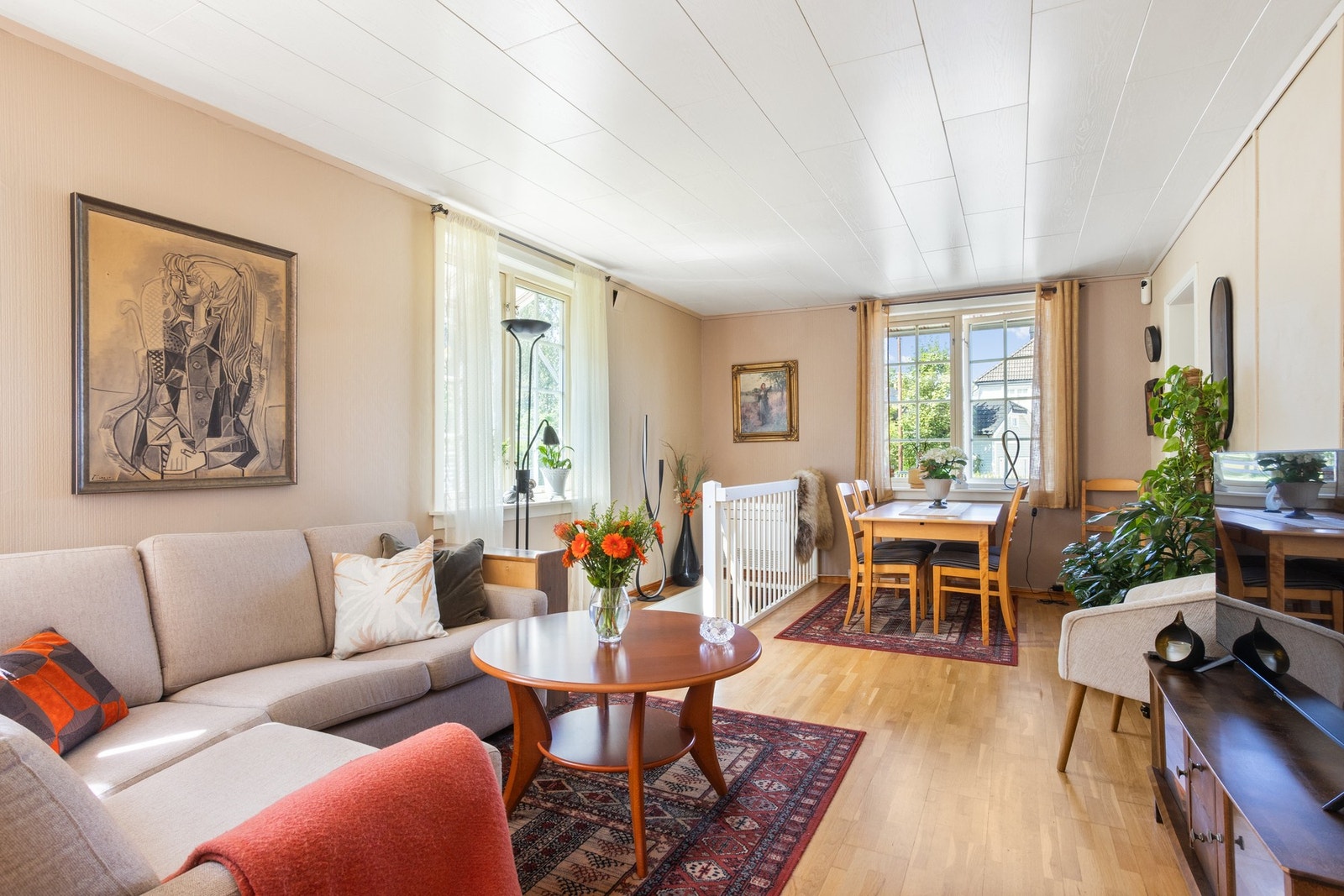 Vel inne stuen, møter man først sonen for sofa-/loungemøbler og spisestuemøbler. Galleribilde