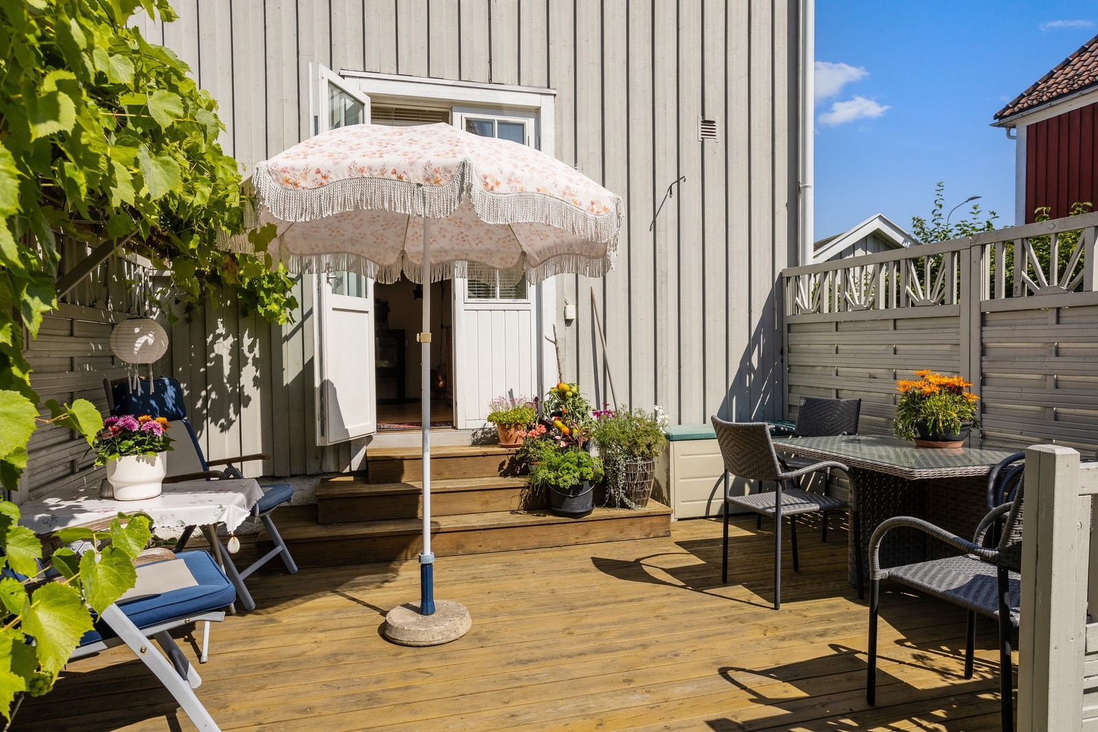 Til leiligheten tilhører det en egen, solfylt uteplass med terrasseplatting på ca. 14 m². Galleribilde