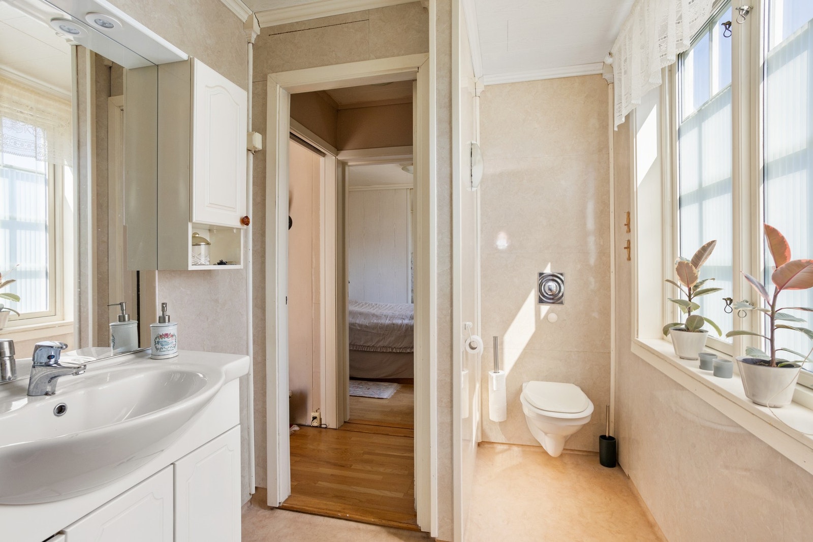Badet er etablert i 2002 og bygget opp "fra bunn av" med ny VVS-forlegning, nye varmekabler i gulvet, nytt baderomsbelegg på gulvet og nye baderomsplater på veggene. Galleribilde