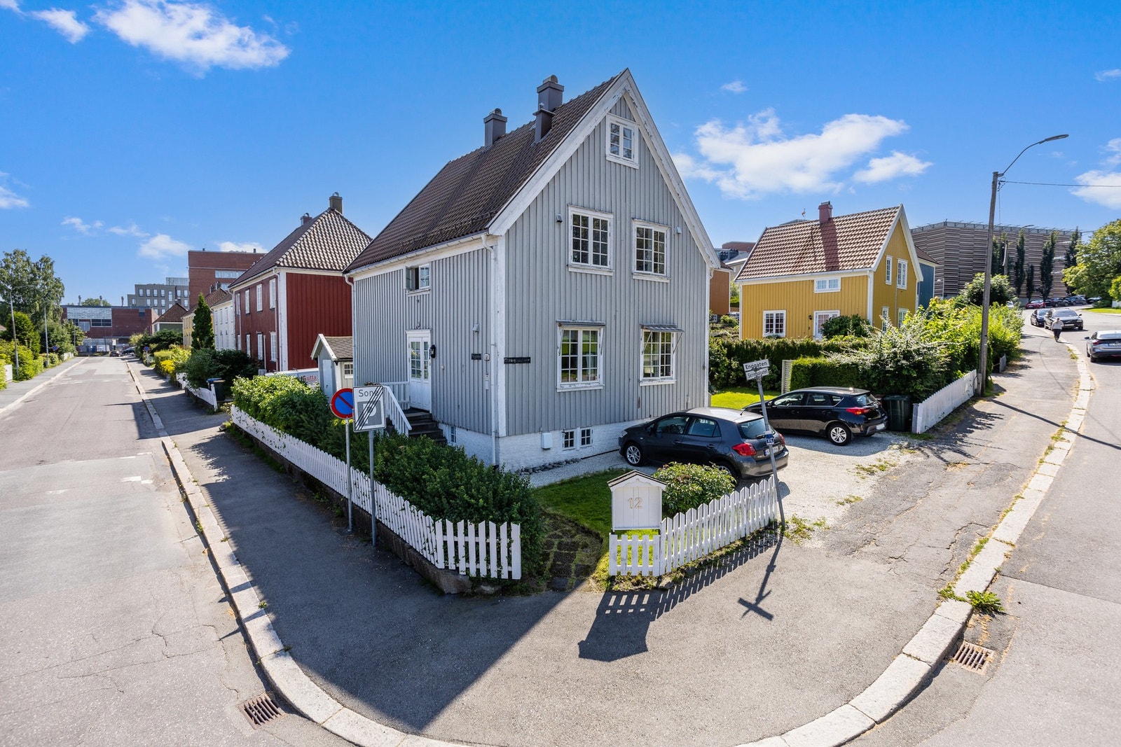 Boligselskapet utgjør et unikt trehusmiljø og består av 20 hus i nyklassisistisk stil. Galleribilde
