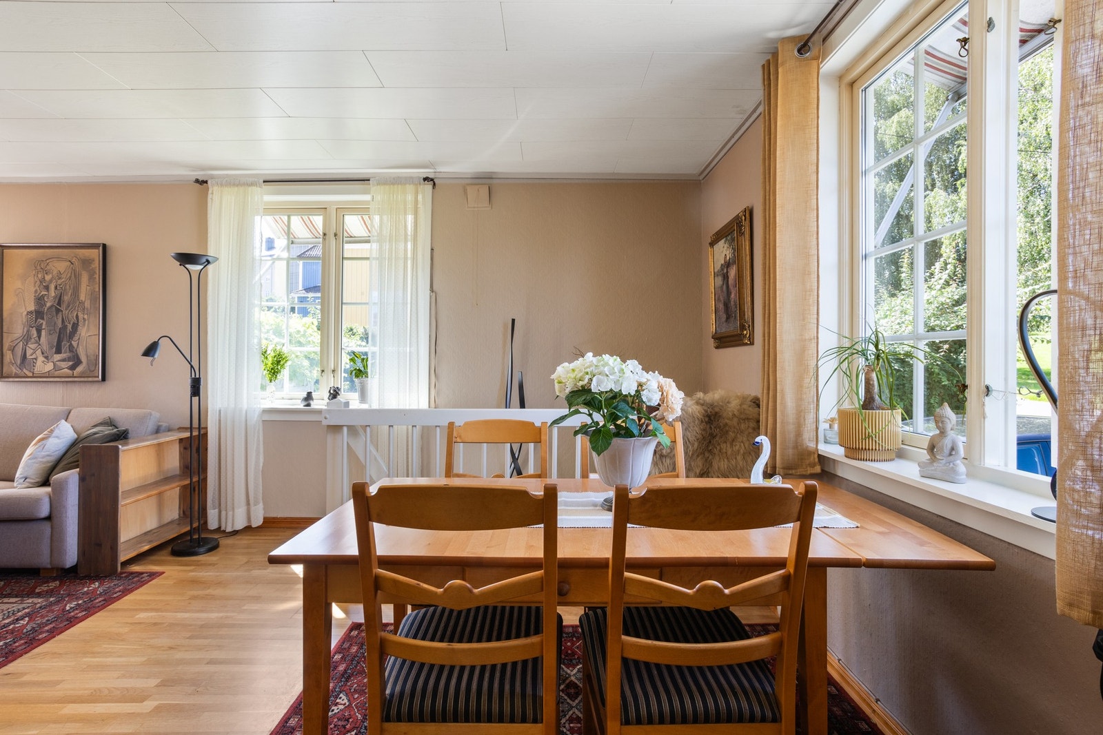 Rommet har rikelig med vindusflater som slipper inn godt med naturlig lys. Galleribilde