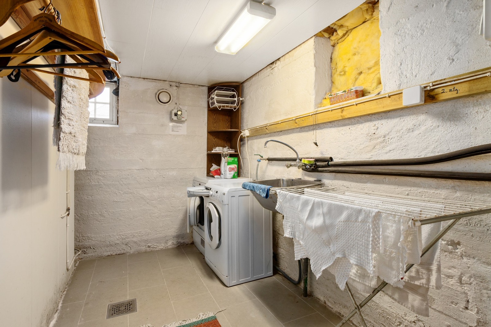 Hjemmet byr på en praktisk vaskekjeller - på samme vis som i kjellerstuen er det også her er det flislagt gulv. Galleribilde