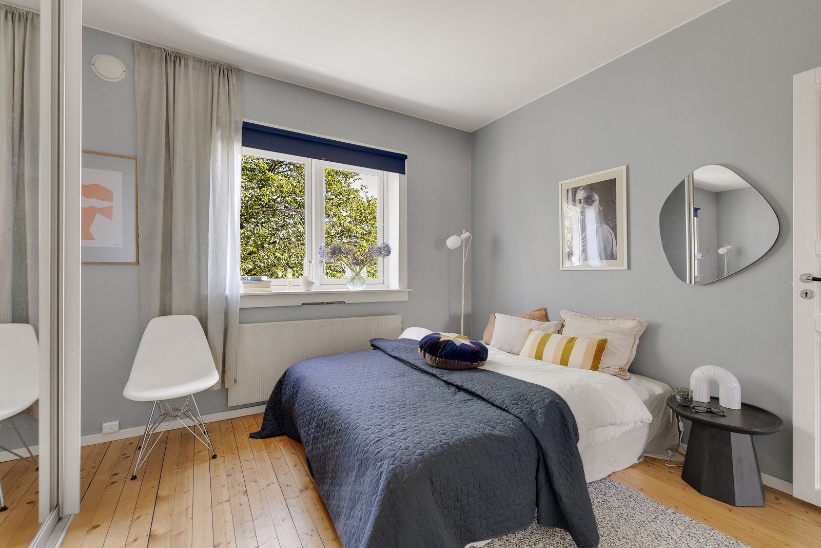 Den gjennomgående romsløsningen gir mye naturlig lys i alle rom. Galleribilde