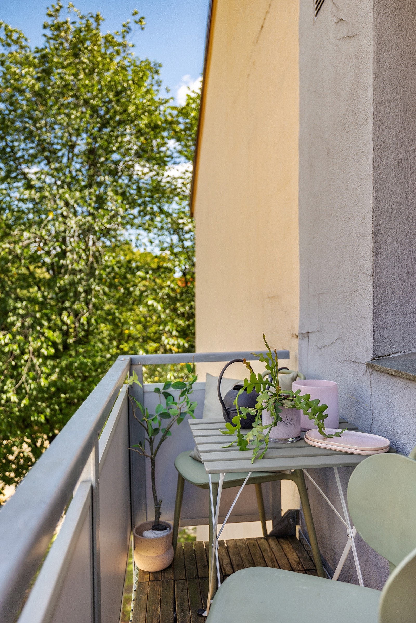 Balkongen er nordøstvendt og får morgensol. Galleribilde