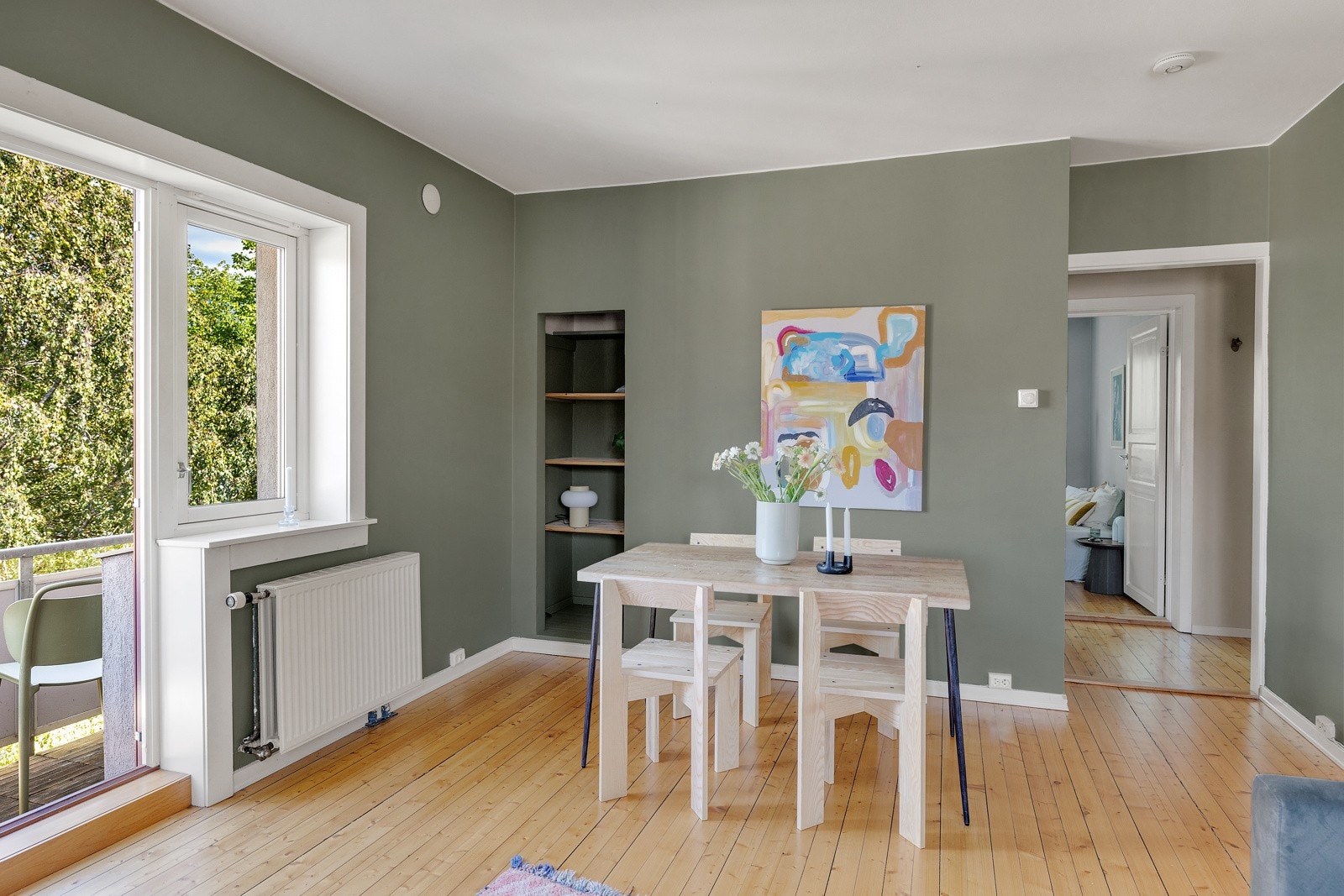 Radiatorer med sentralfyring (fjernvarme) gir god og jevn varme i tillegg til lave strømregninger. Galleribilde