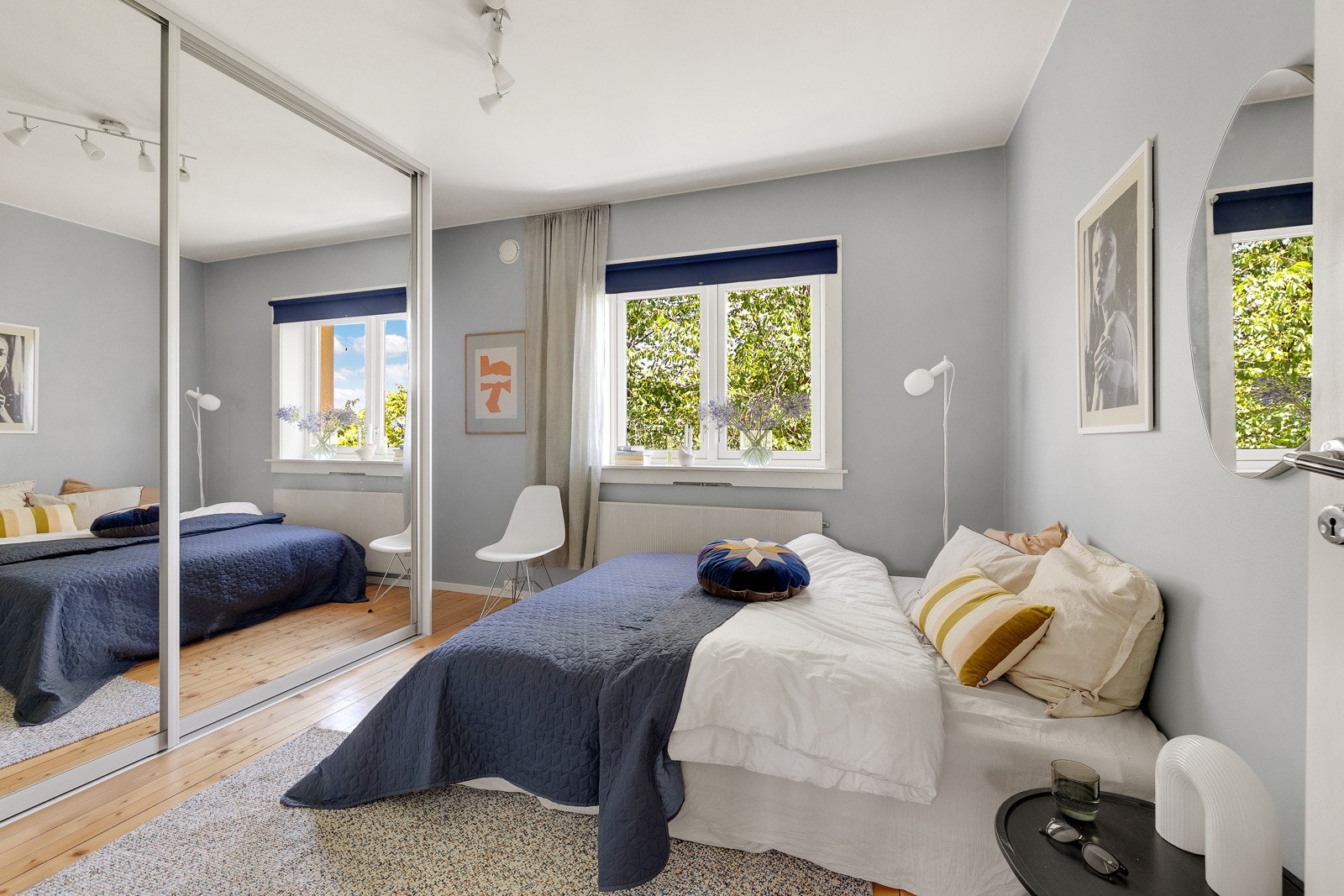 Stort og luftig soverom med god plass til dobbeltseng og skyvedørsgarderobe. Galleribilde