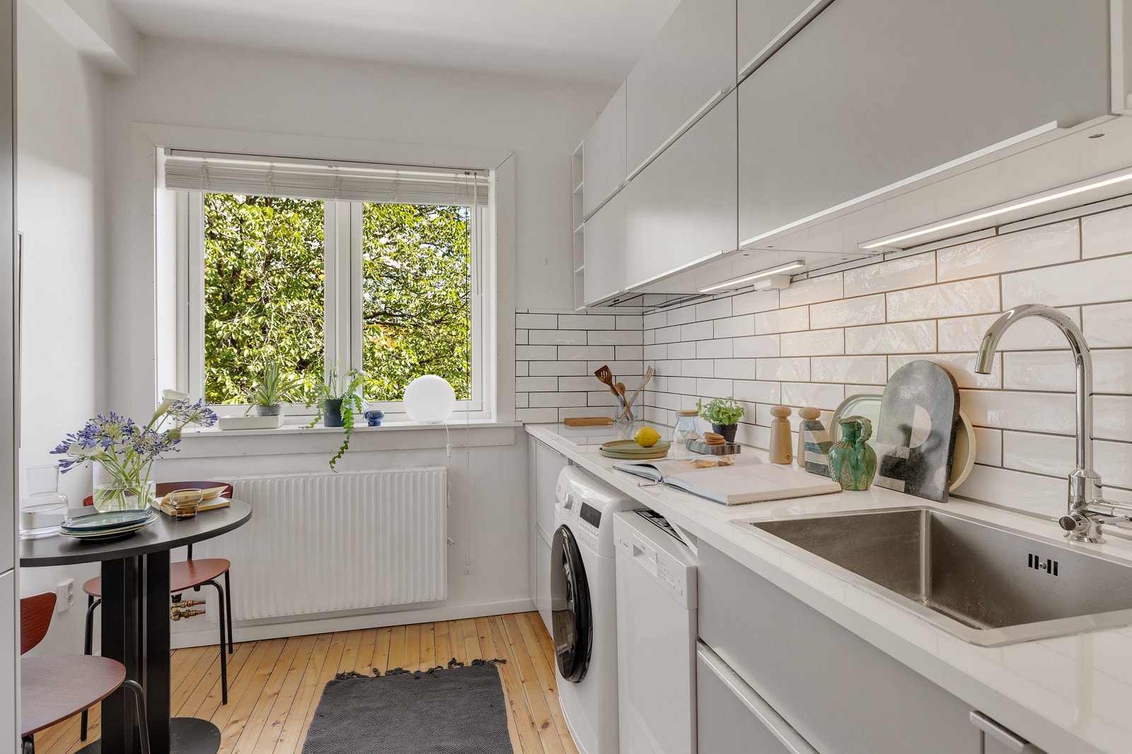 Kjøkkenet oppleves veldig hyggelig og har gode oppbevaringsmuligheter i skap og skuffer. Galleribilde