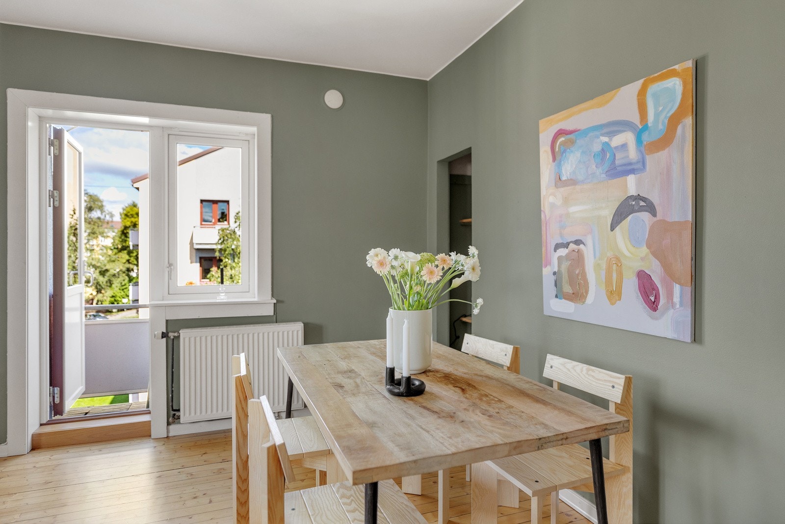 Inviter venner og familie på en god middag rundt det store spisebordet. Galleribilde