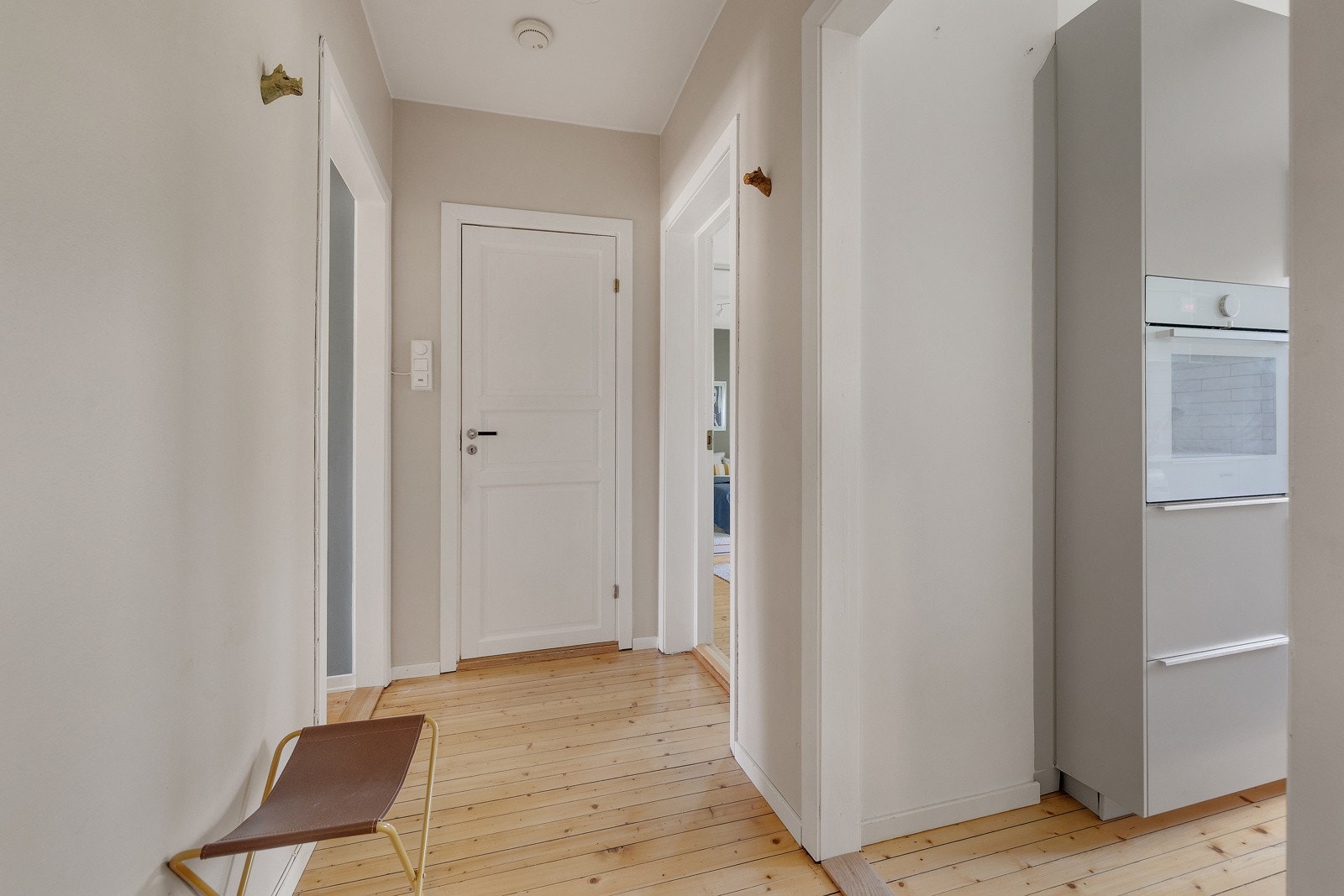 Hyggelig inngangsparti med god plass til å henge fra seg yttertøy og plassere sko. Galleribilde