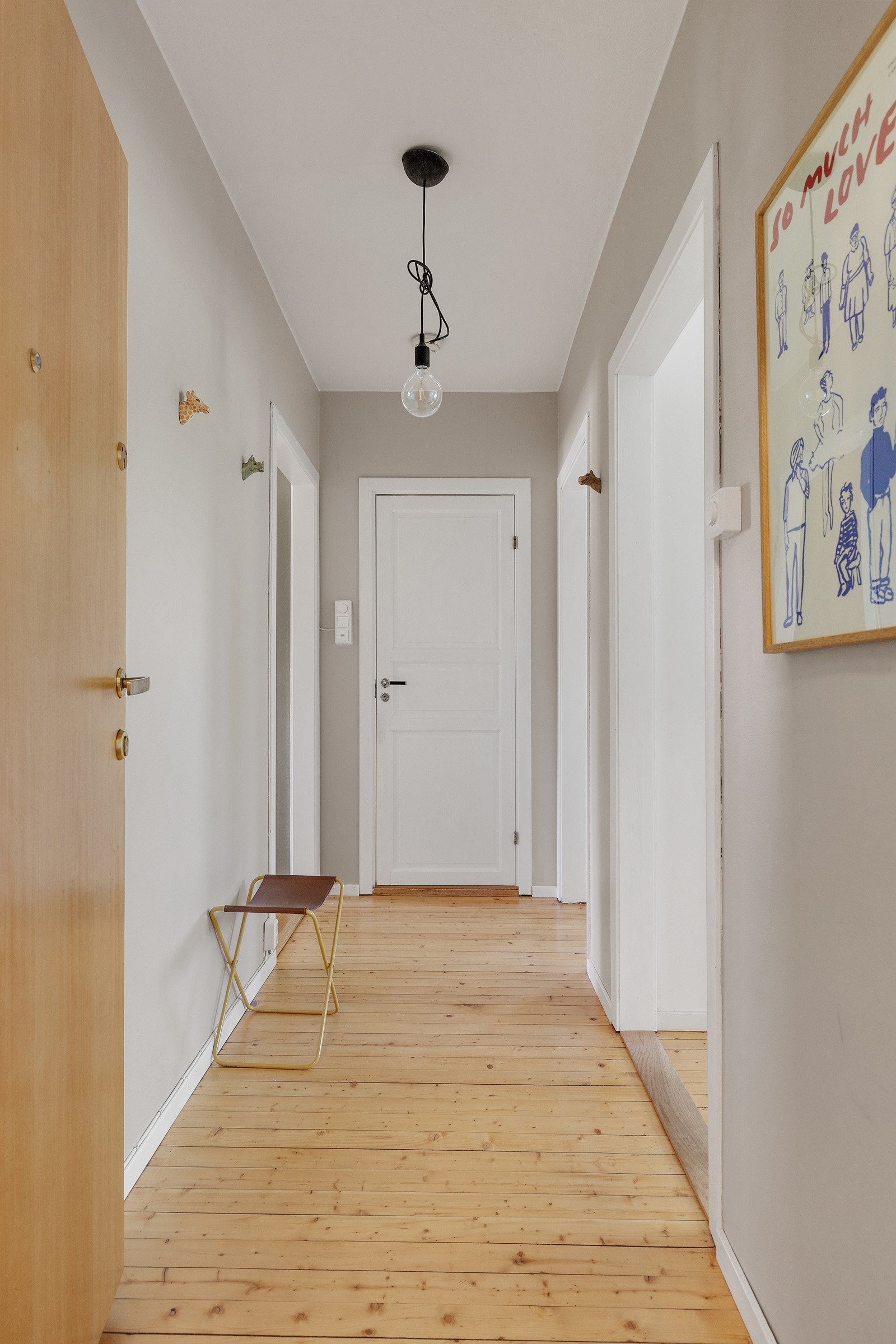 Gjennomgående i leiligheten er de sjarmerende tregulvene som ble slipt i 2015 og helsparklede vegger (2015). Galleribilde