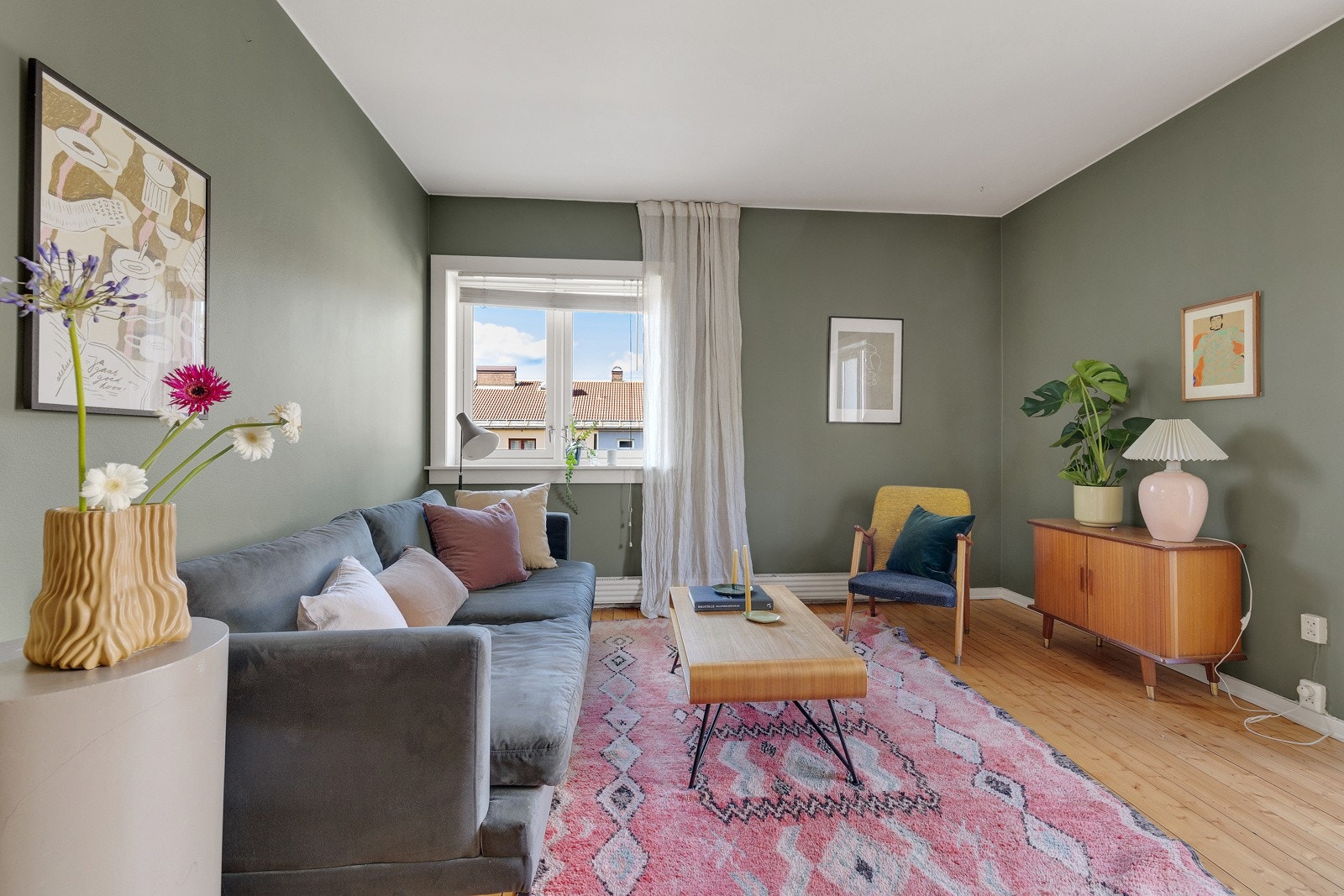 Leiligheten har en innbydende og romslig stue med gode møbleringsmuligheter. Galleribilde