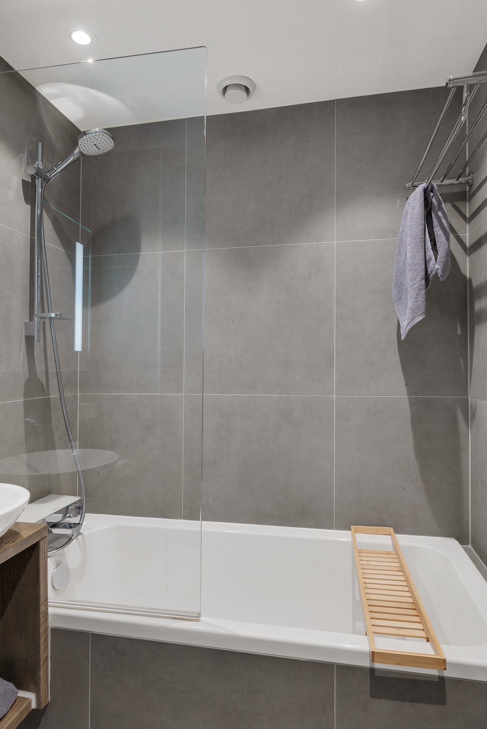 Innmurt flislagt badekar fra Villeroy og Boch med dusj og sprutdemper. Galleribilde