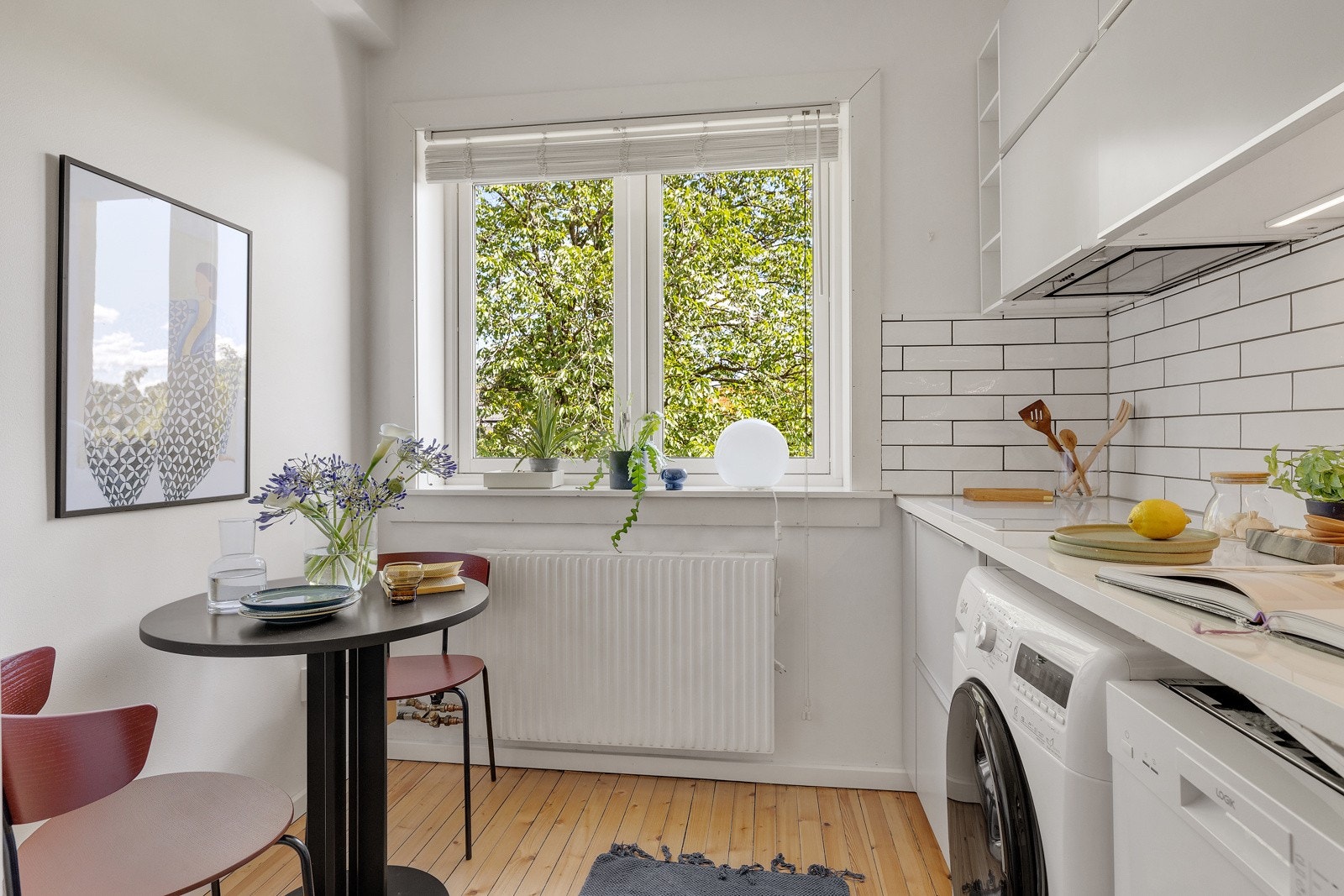 Integrerte hvitevarer som stekeovn, induksjonstopp og oppvaskmaskin. Galleribilde