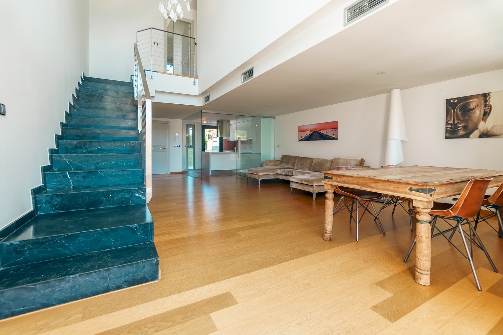 Dobbel takhøyde i entreen og marmortrapp Galleribilde