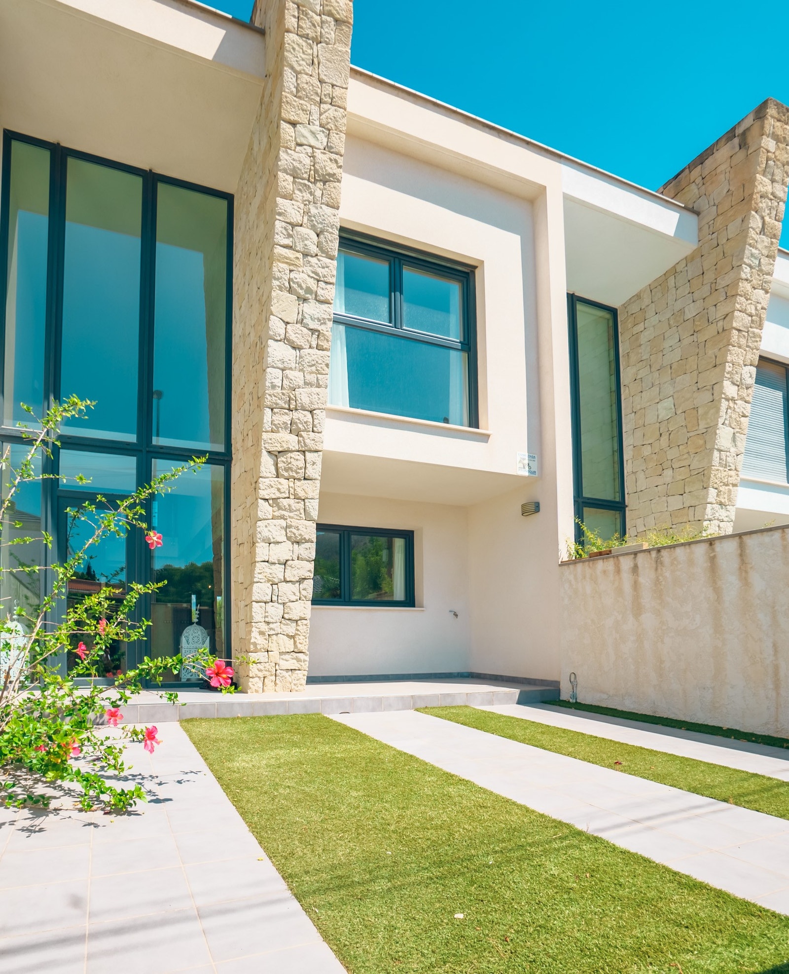 Lekkert sydvendt townhouse beliggende i et pent nabolag. Galleribilde