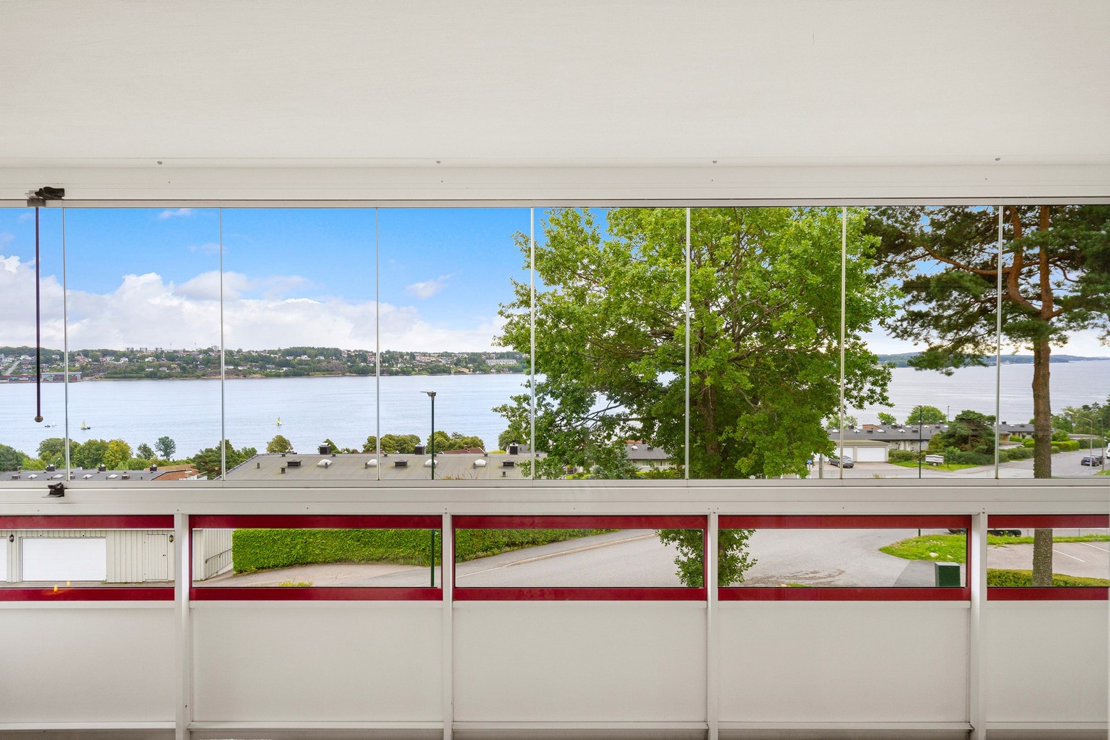 Innglasset veranda med nydelig utsikt Galleribilde