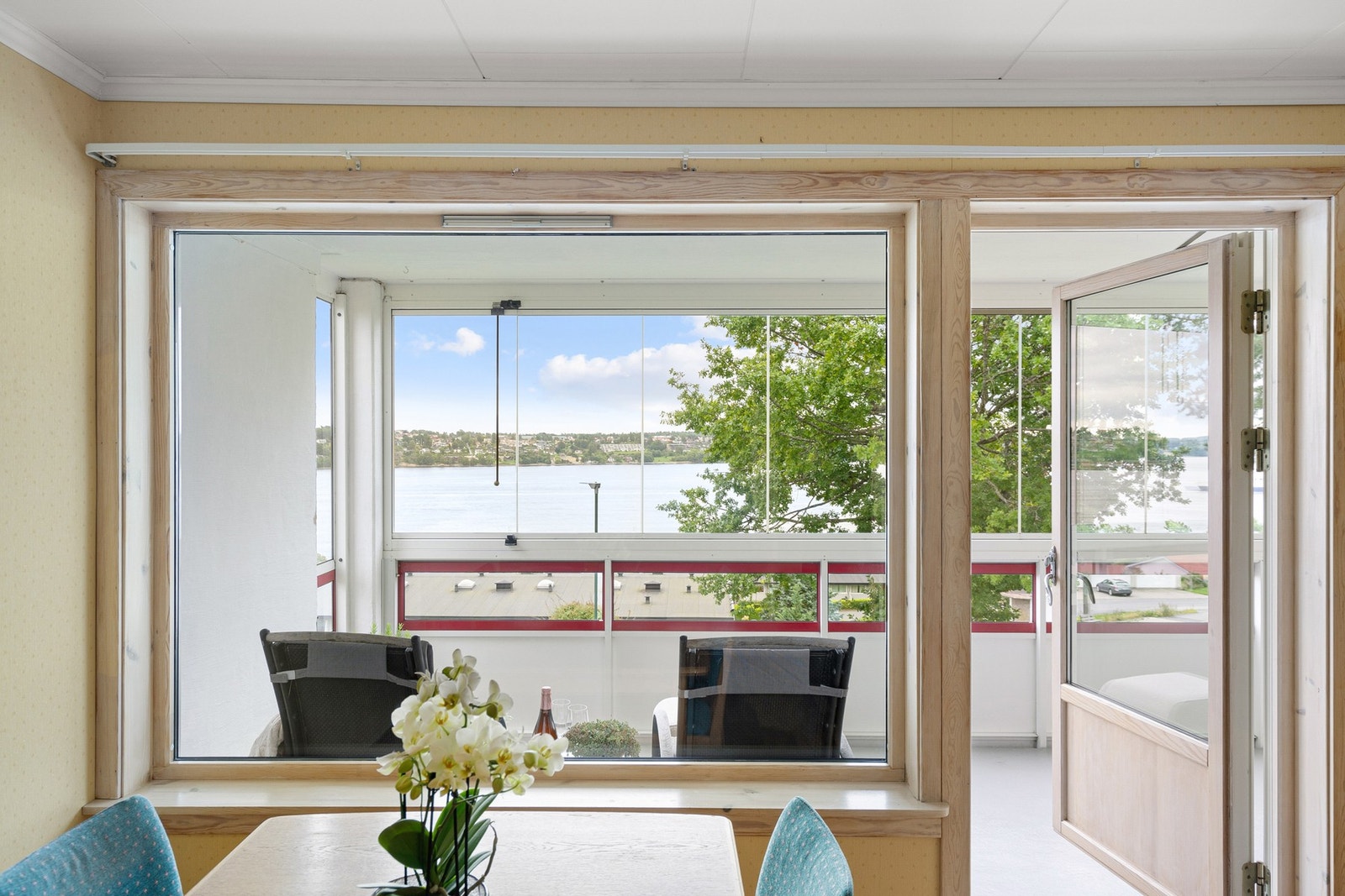 Du kan også nyte den fine utsikten fra spisestuen Galleribilde