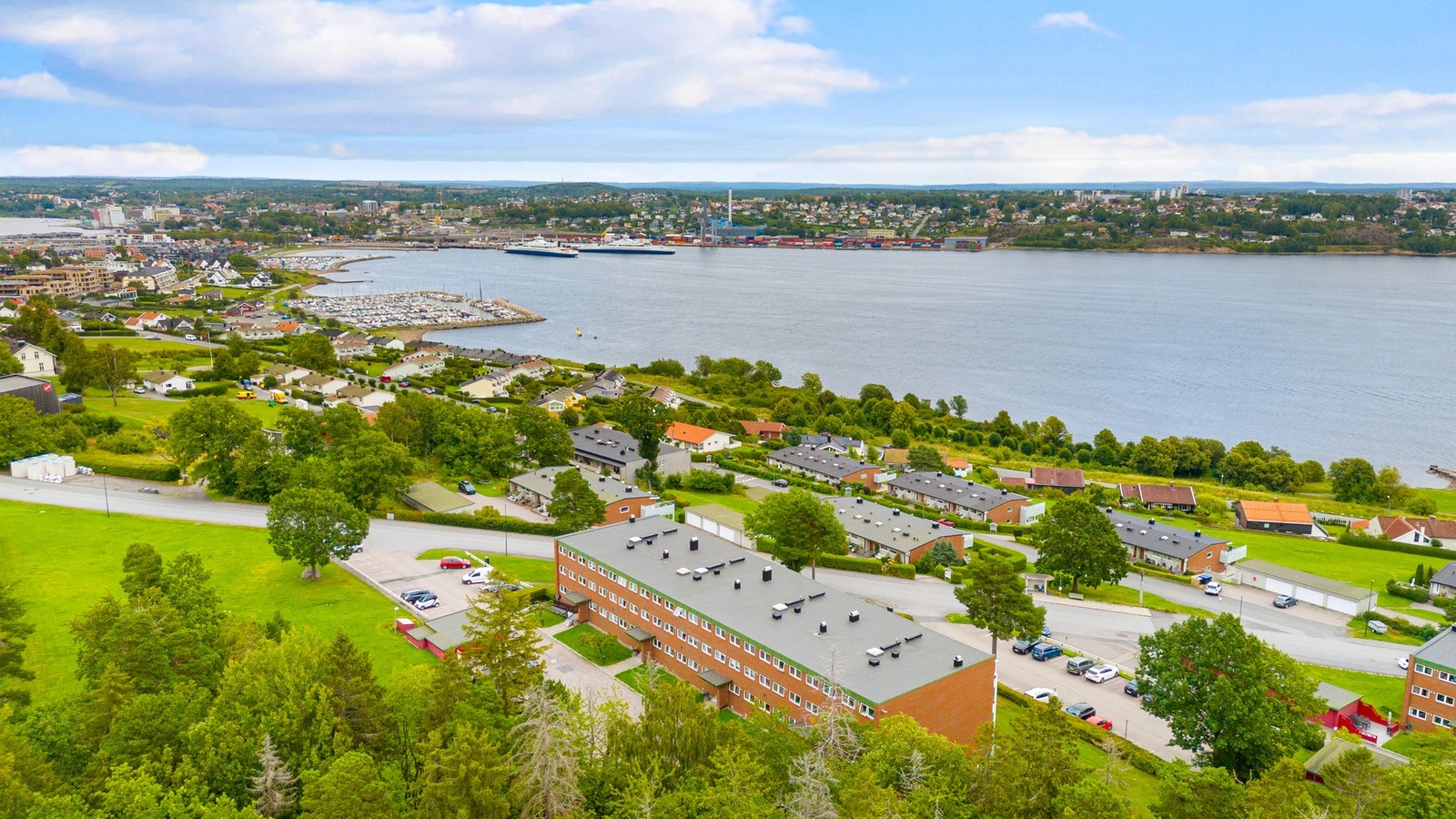 Beliggende med nærhet til sjø, strand, sentrum, tog og ferje Galleribilde