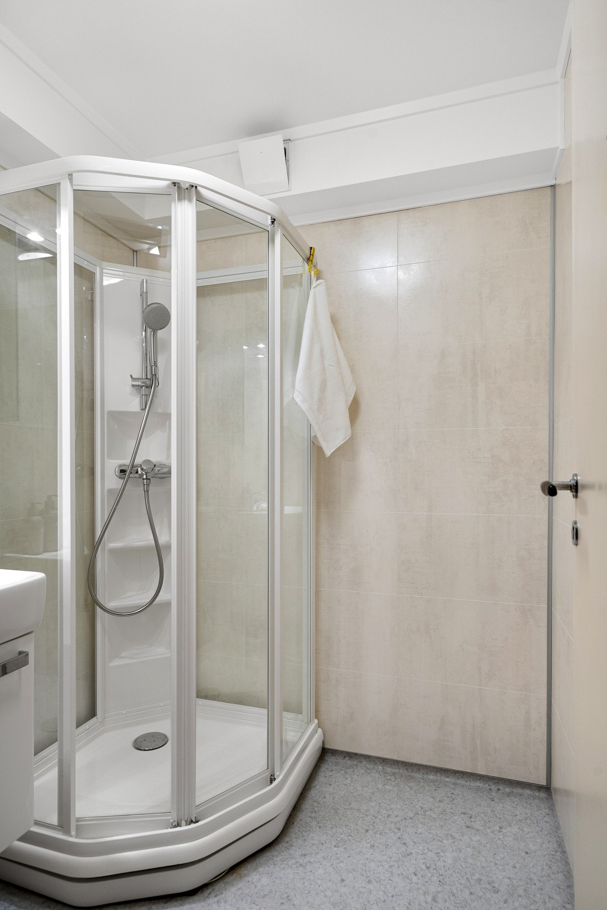 Bad med dusjkabinett og servant Galleribilde