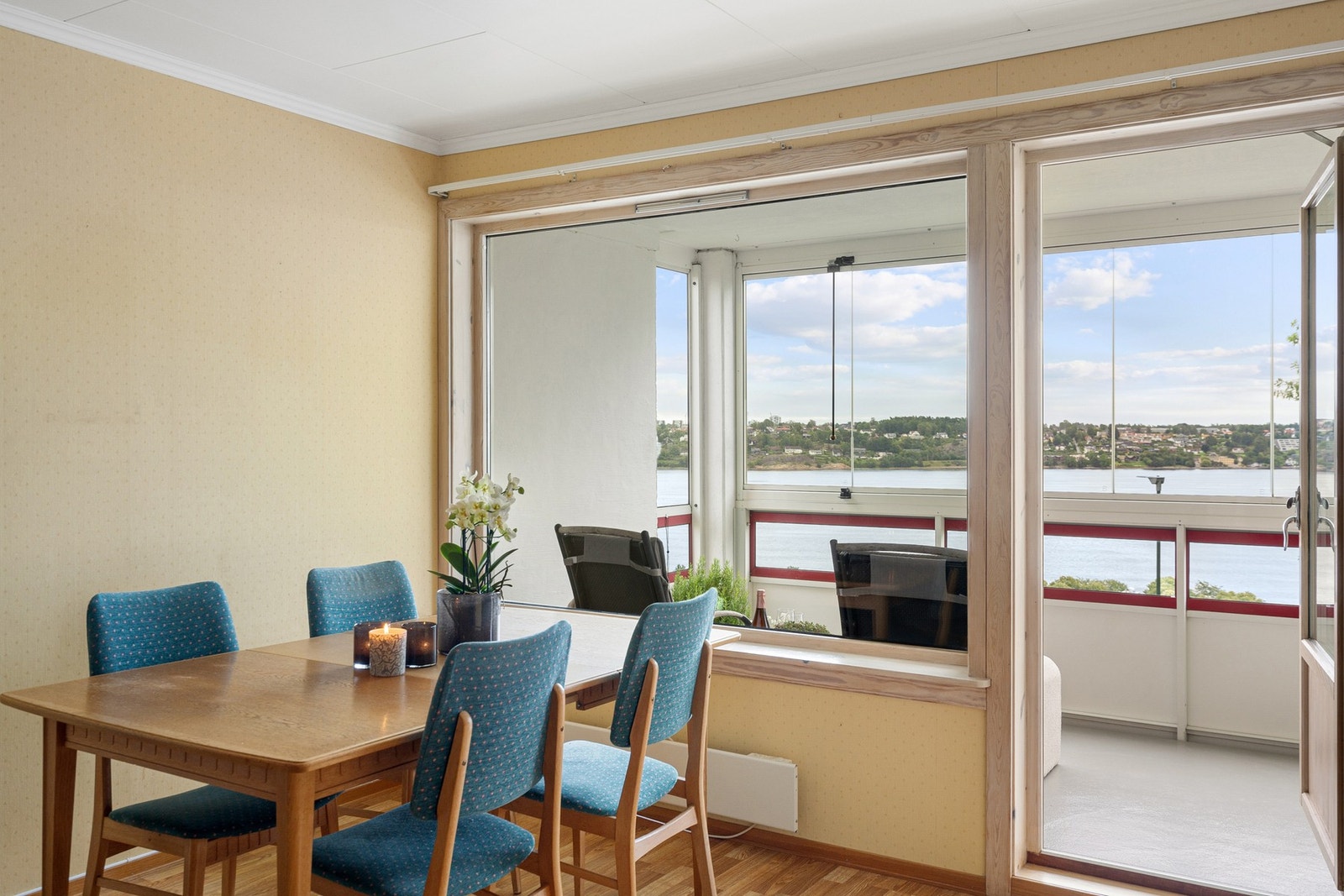 Utgang fra stuen til romslig innglasset balkong Galleribilde