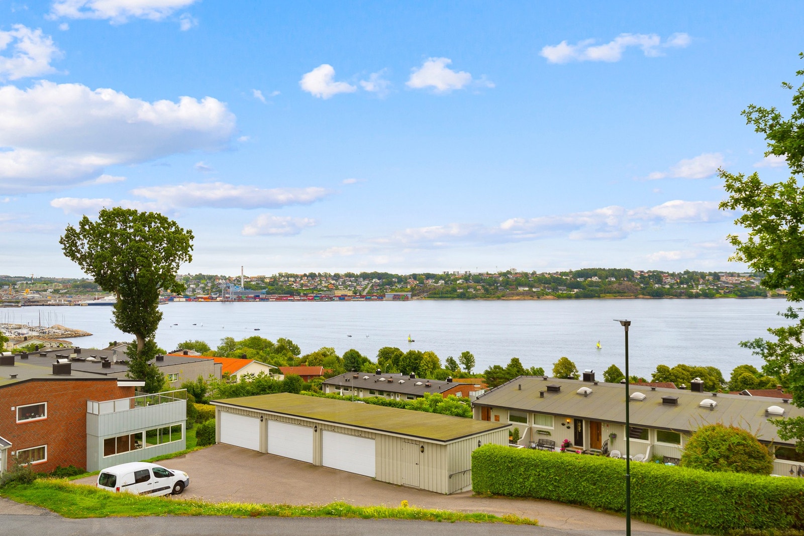Leiligheten har gode solforhold på verandaen morgen og formiddag Galleribilde