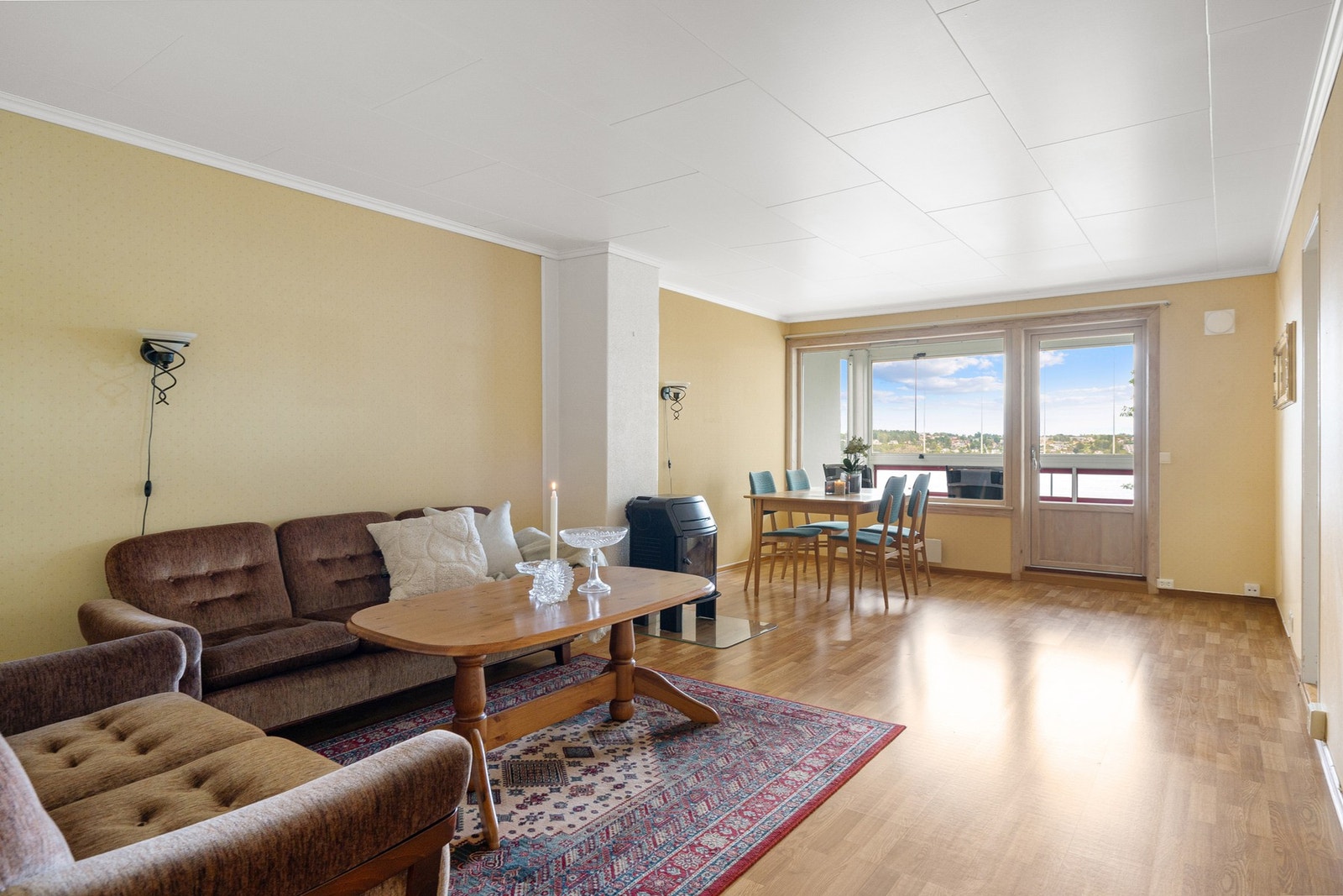 God plass til både sofagruppe og spisebord i stuen Galleribilde