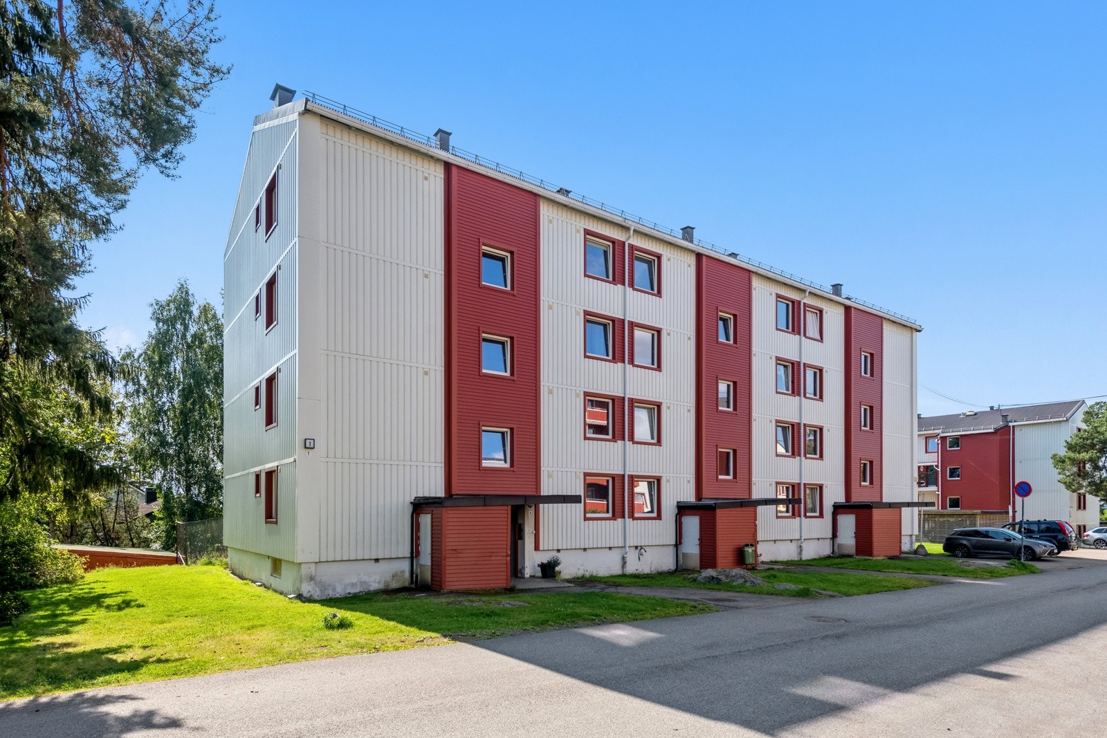 Fasade med inngangsparti. Leiligheten ligger fint til i 3. etasje. Galleribilde