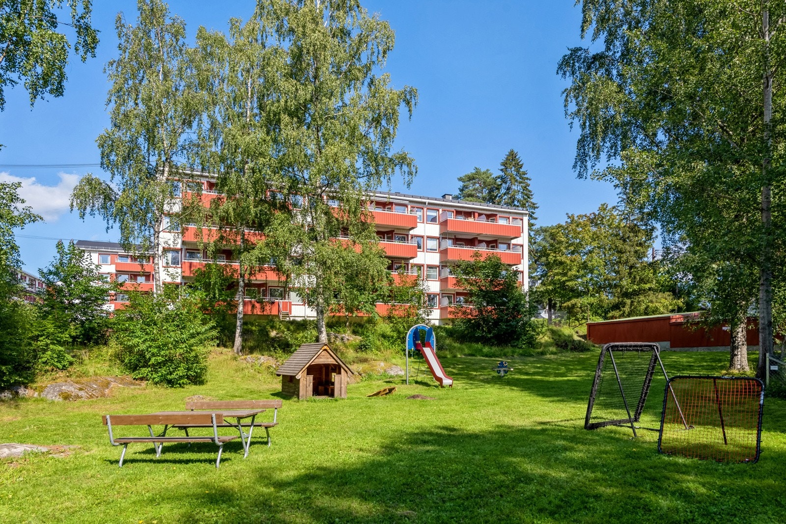 Fasade fra balkongsiden. Flotte grøntområder. Galleribilde