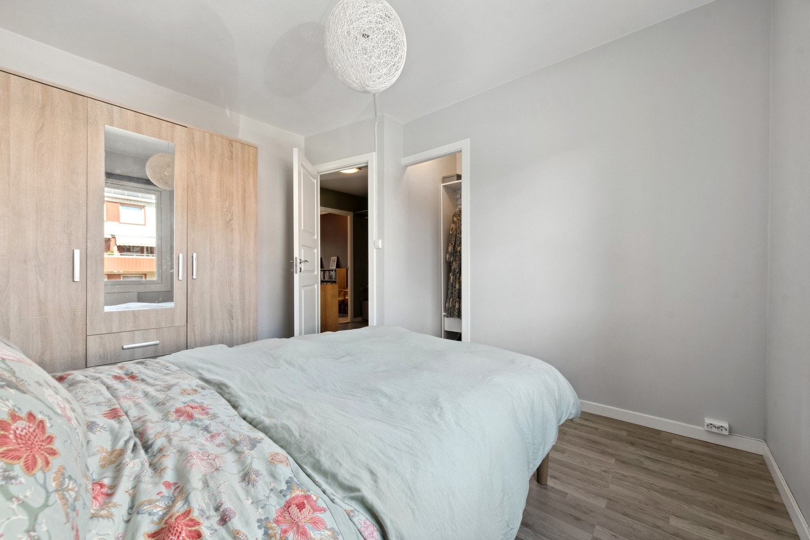 Hovedsoverom med garderobeskap og "walk-in-closet". Galleribilde