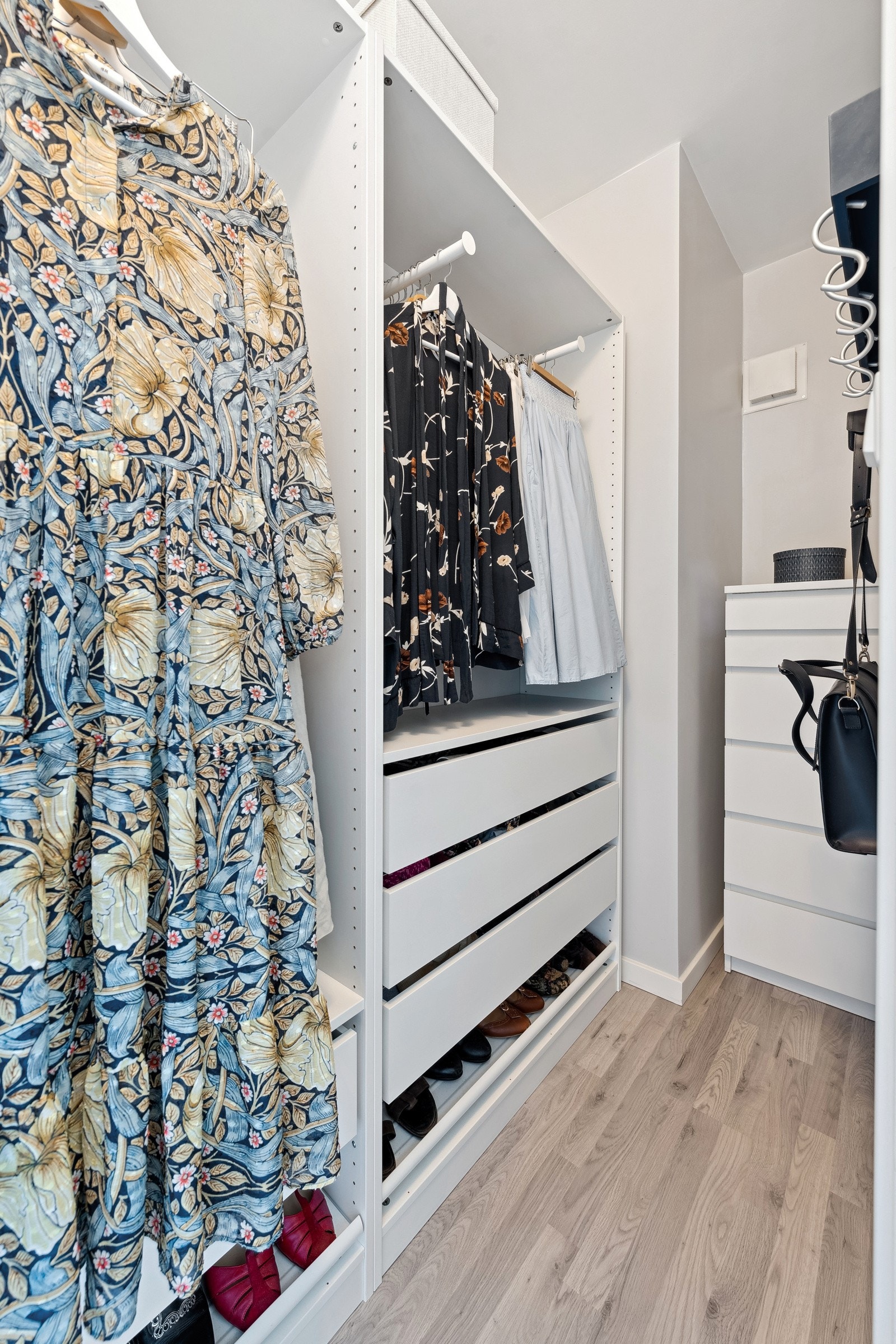 "Walk-in-closet" med hyller og opphengsmuligheter. Galleribilde