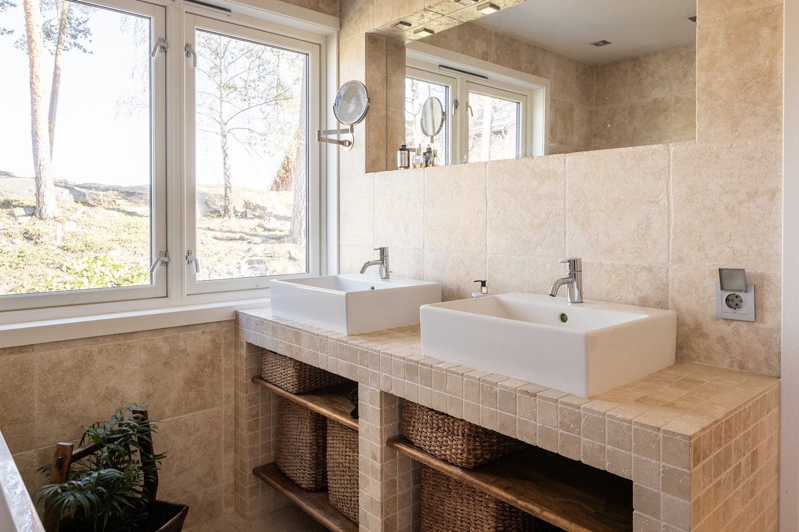 Fra dette baderommet har du hyggelig utsikt opp mot uteplassen på kollen Galleribilde