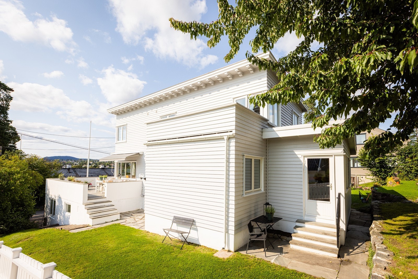 Fra sydsiden av huset. Utgang til hagen fra kjøkkenet og stuen Galleribilde