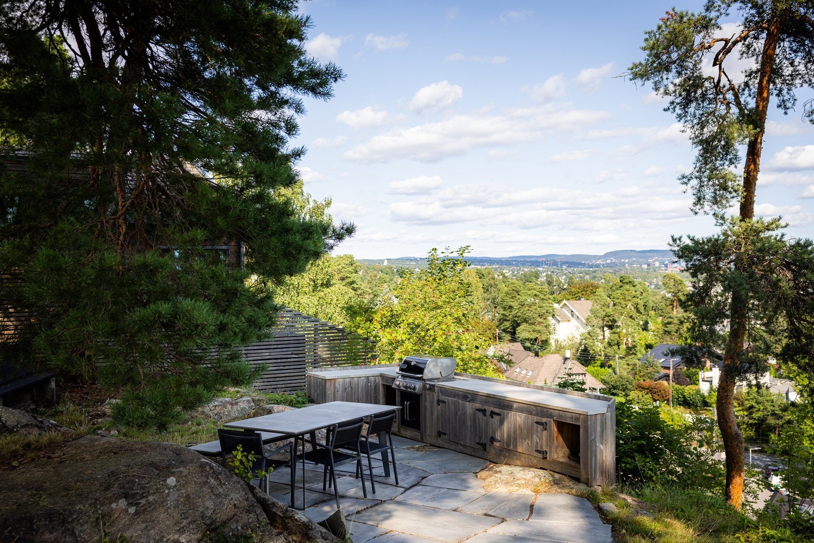 Fra kollen bak huset med flott utsikt, god spiseplass og utekjøkken Galleribilde
