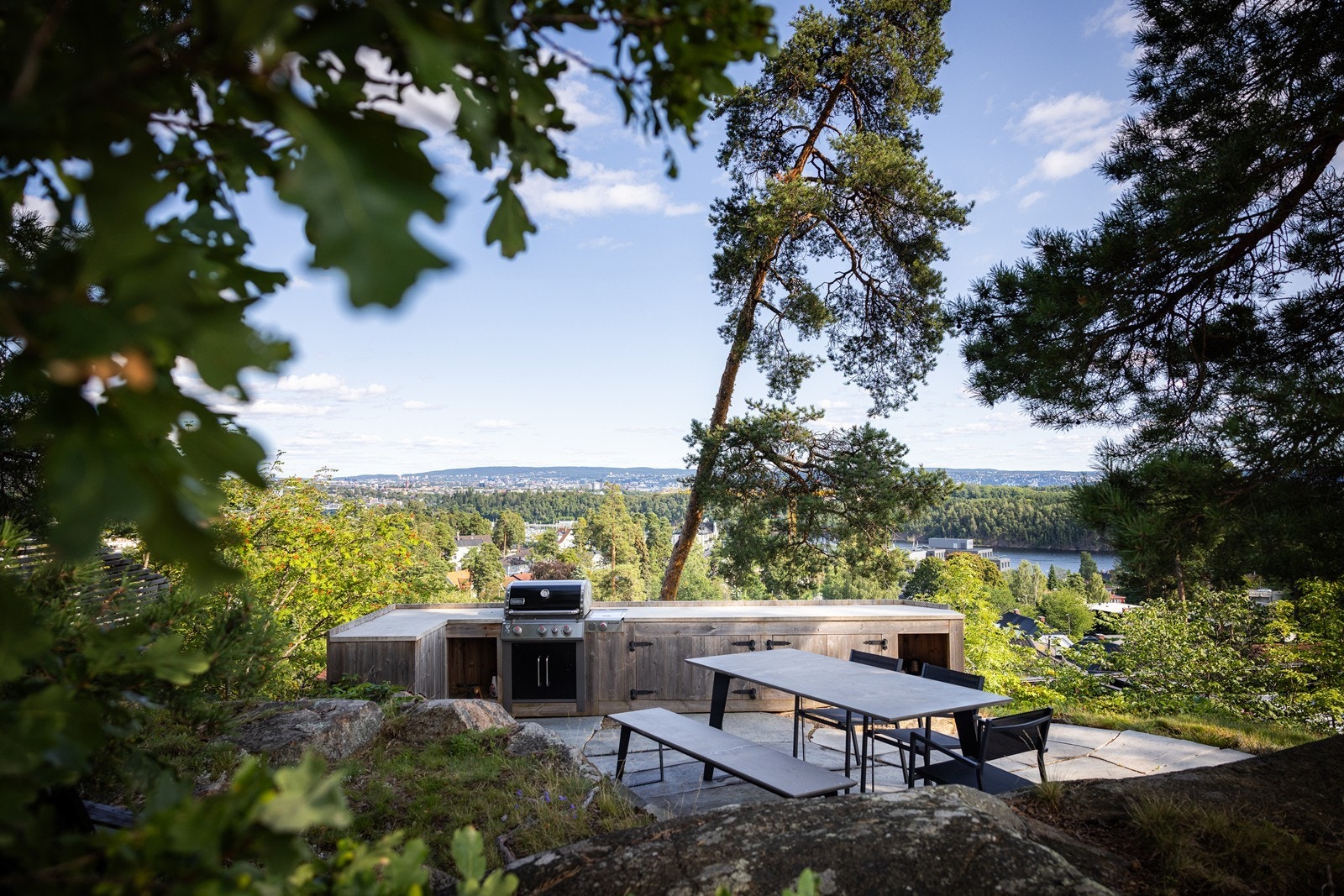 På toppen av eiendommen har du et privat, flott område. Her er det anlagt et moderne utekjøkken. Galleribilde