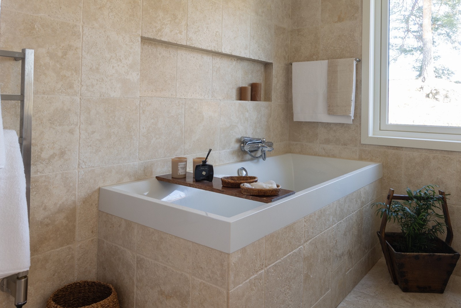 Dette baderommet har alle fasiliteter, herunder badekar, dusj, toalett og dobbel servant med oppbevaringsmuligheter. Galleribilde